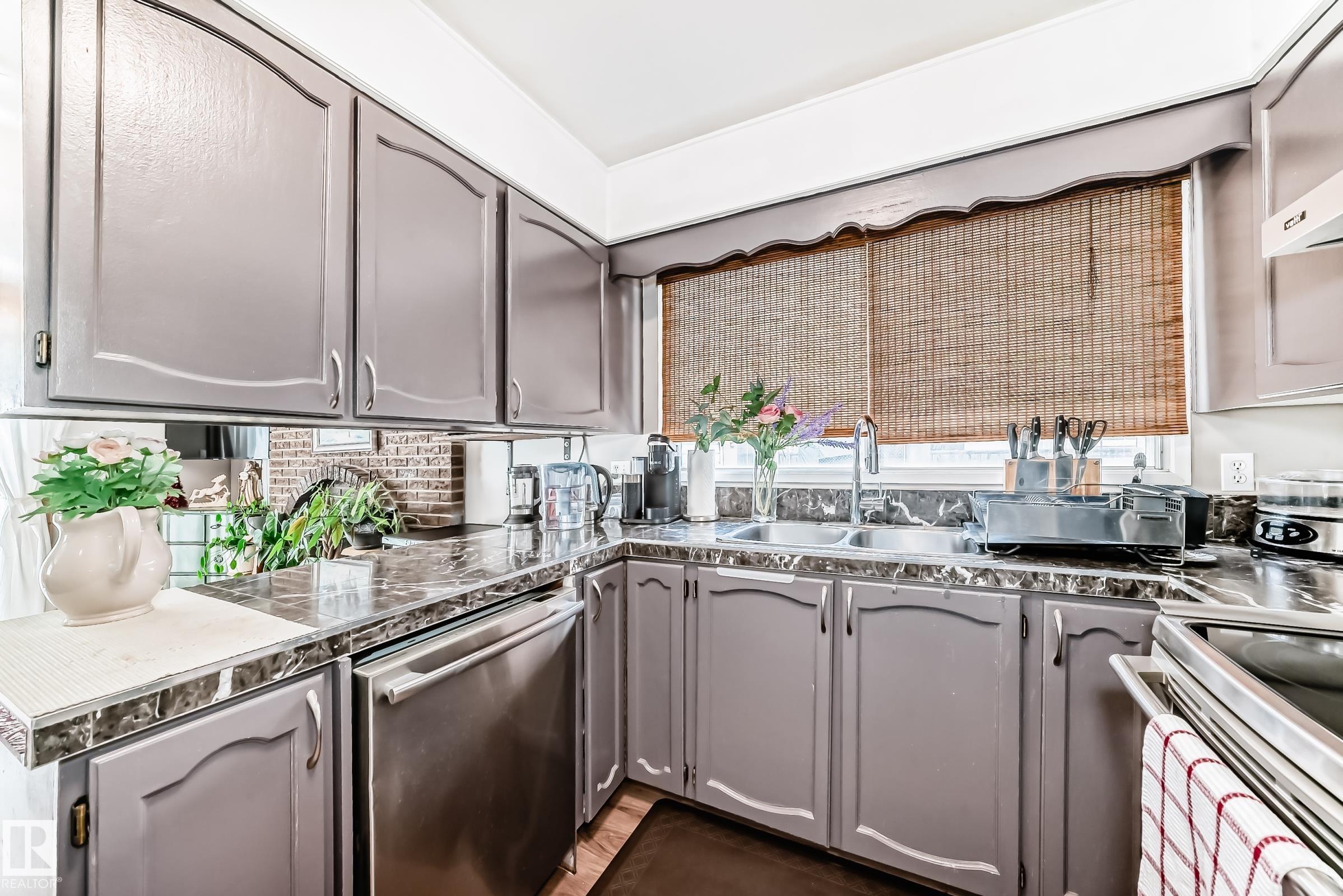 https://zimg.paragon.ice.com/ParagonImages/Property/PM/RAE/225400639/10/0/0/ead764428c577567343fb7d875d159a0/1/fc19102a108e411b3b31842dec84ef9e/225400639-f9879c44-f52b-40bc-87c0-a654ec010eae.JPG