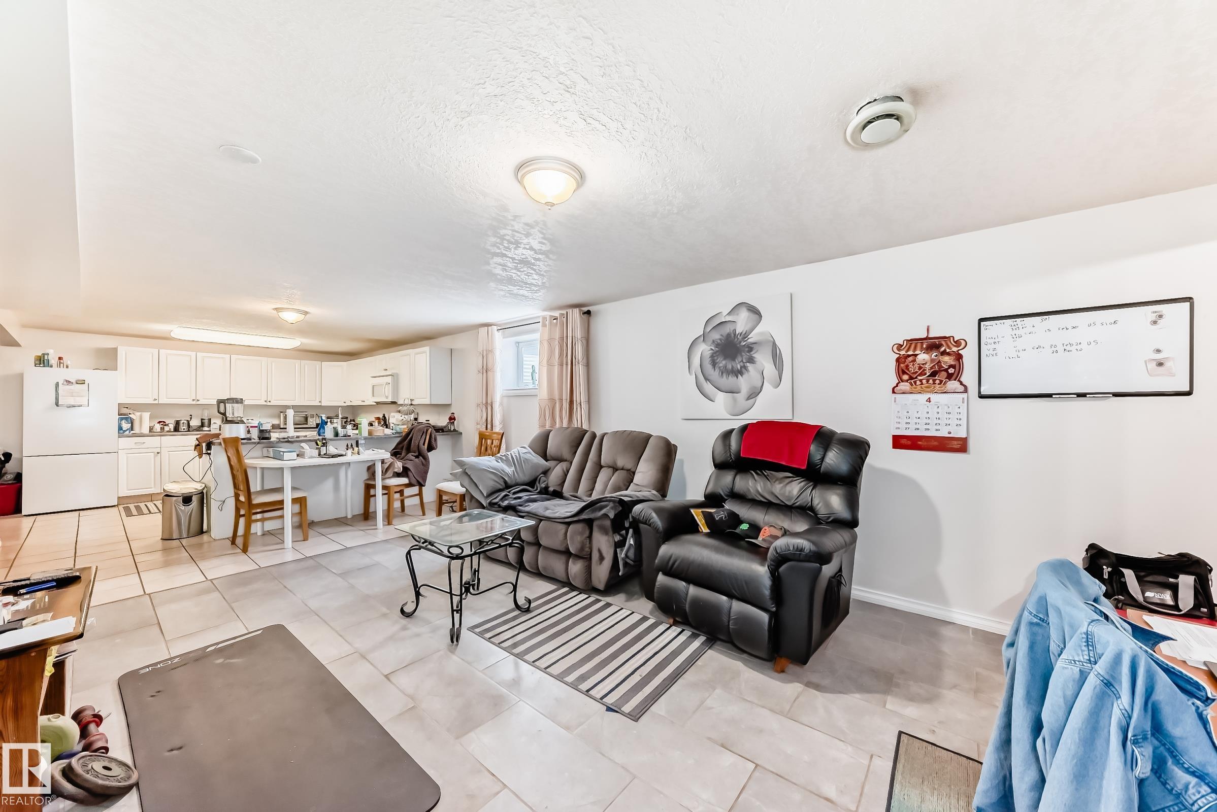https://zimg.paragon.ice.com/ParagonImages/Property/PM/RAE/225400639/48/0/0/eb85415e4991e02c954bed73d26eebf6/1/fc19102a108e411b3b31842dec84ef9e/225400639-8b730d71-45df-479c-bad4-b17a323942a0.JPG
