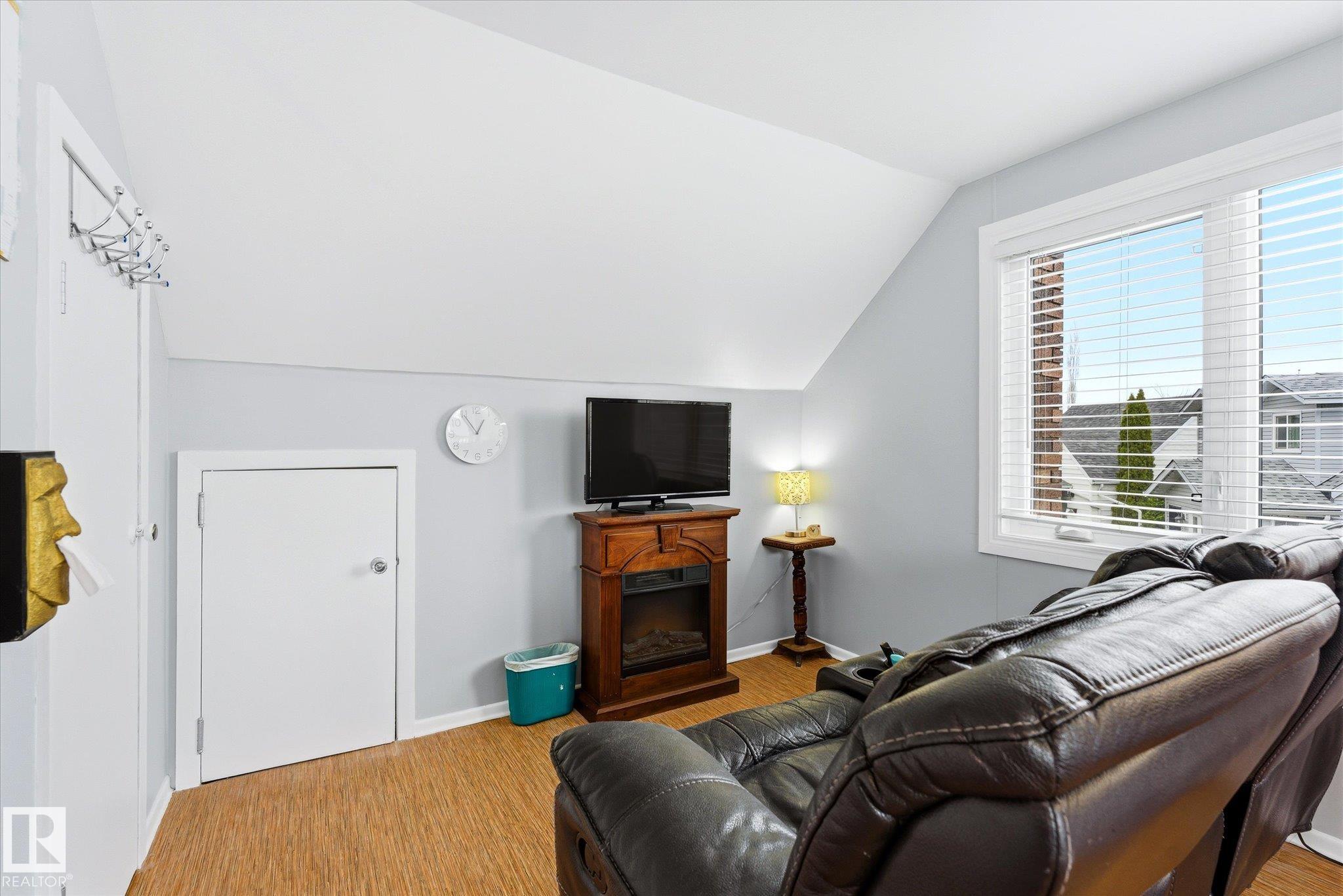https://zimg.paragon.ice.com/ParagonImages/Property/PM/RAE/225400640/16/0/0/6d55bb5e25ad586ca809fe633a8dc2ba/1/95e1a0ca5ea86849ef70d31233e43079/225400640-ce516ccc-aa2c-4609-850b-16bada42f47f.JPG