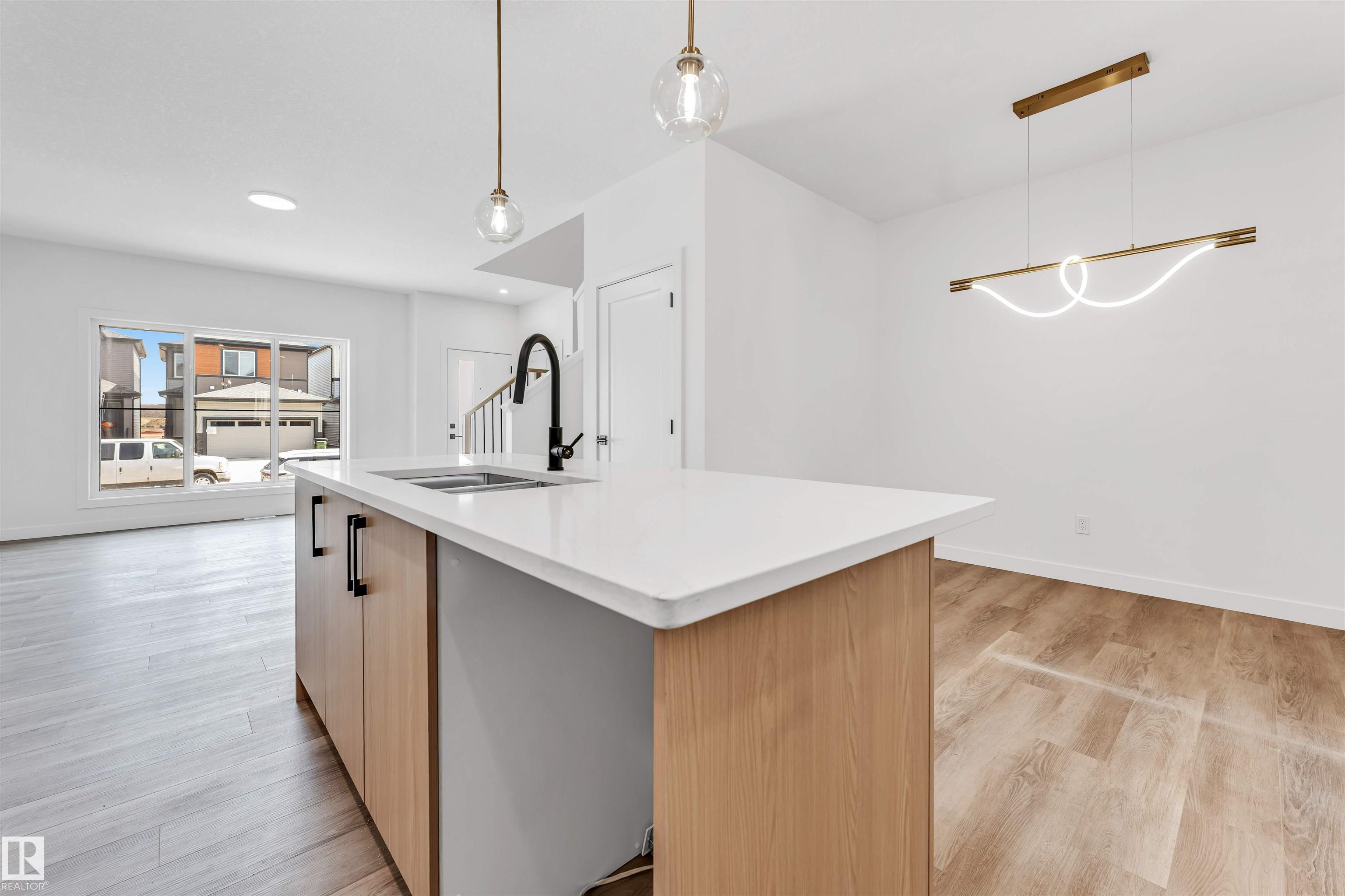 https://zimg.paragon.ice.com/ParagonImages/Property/PM/RAE/225400646/14/0/0/9afd422fa9b3197b5e365525e49558e0/1/4b6d491445e79caaba007c507cb1e69a/225400646-c52e49b7-b9bb-4334-b4d5-55947f3918d8.JPG