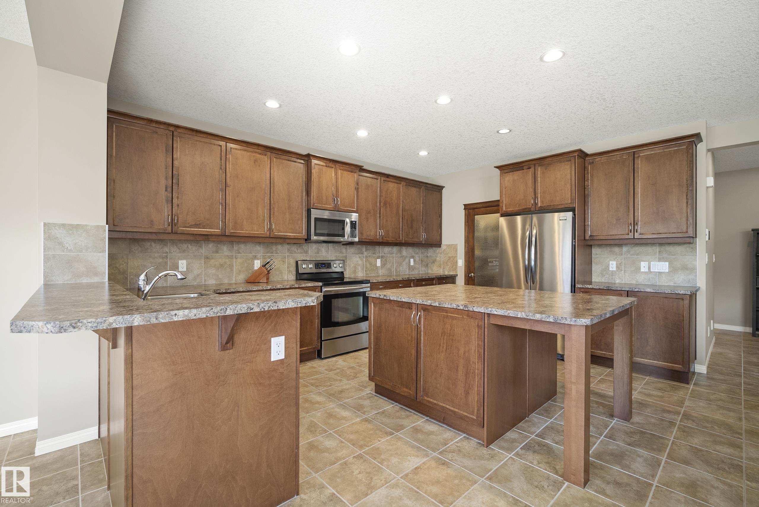 https://zimg.paragon.ice.com/ParagonImages/Property/PM/RAE/225400659/7/0/0/4a001733f6e89a3c0a53202b0d253783/1/3f42c83c317035563c97f40f98c02a69/225400659-fd04cb1b-d6cb-4794-a24c-d7f30fe16fb4.JPG