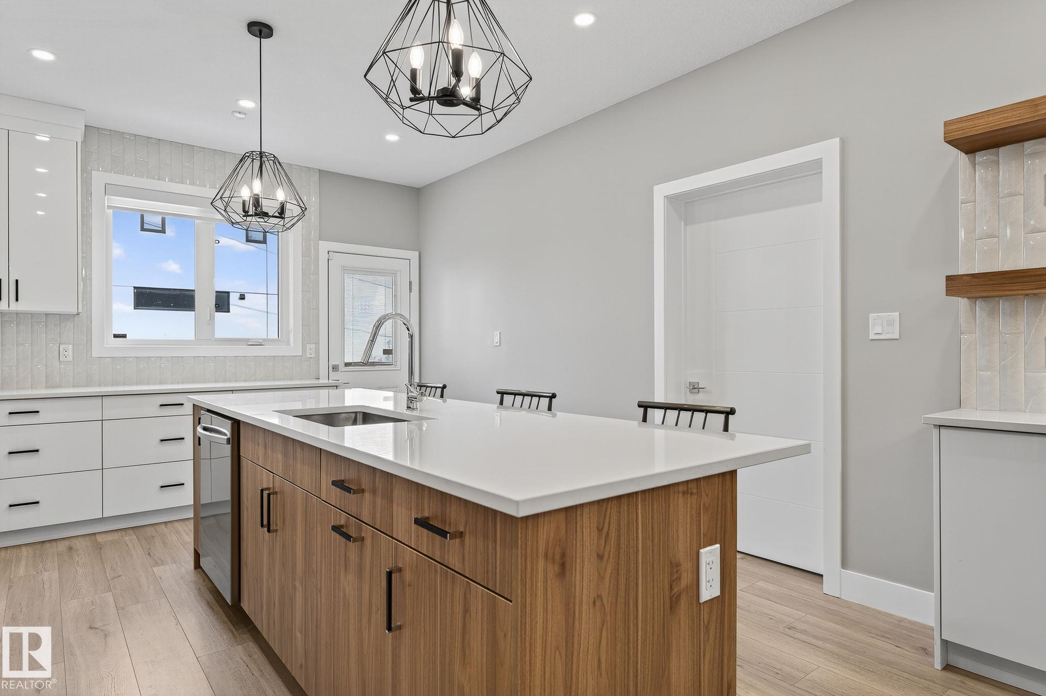 https://zimg.paragon.ice.com/ParagonImages/Property/PM/RAE/225400709/20/0/0/05c1ee378a778fe6309486c9141b0b72/1/65a6e02c9ce3bd7506cba7fdca36858c/225400709-E7F7ACC9-E9C8-4C31-861F-C4FB8CCC9761.JPG