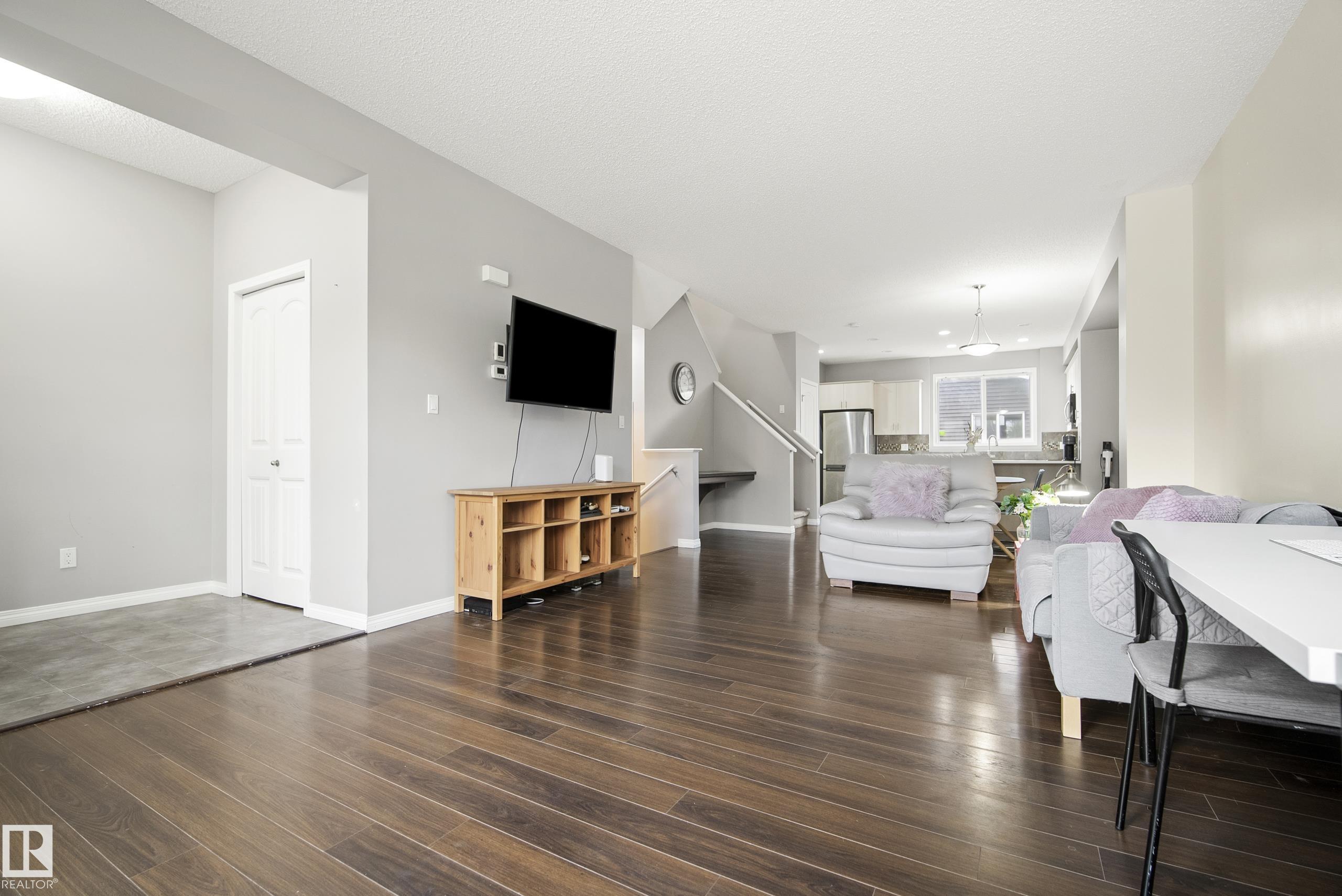 https://zimg.paragon.ice.com/ParagonImages/Property/PM/RAE/225400736/11/0/0/289c762ac81e58b00779110ac217f446/1/c2ec1f65fdf59b769f68a19d0f0cd27d/225400736-b89c96f6-5975-4a76-a3cf-42edd85fcb1c.JPG