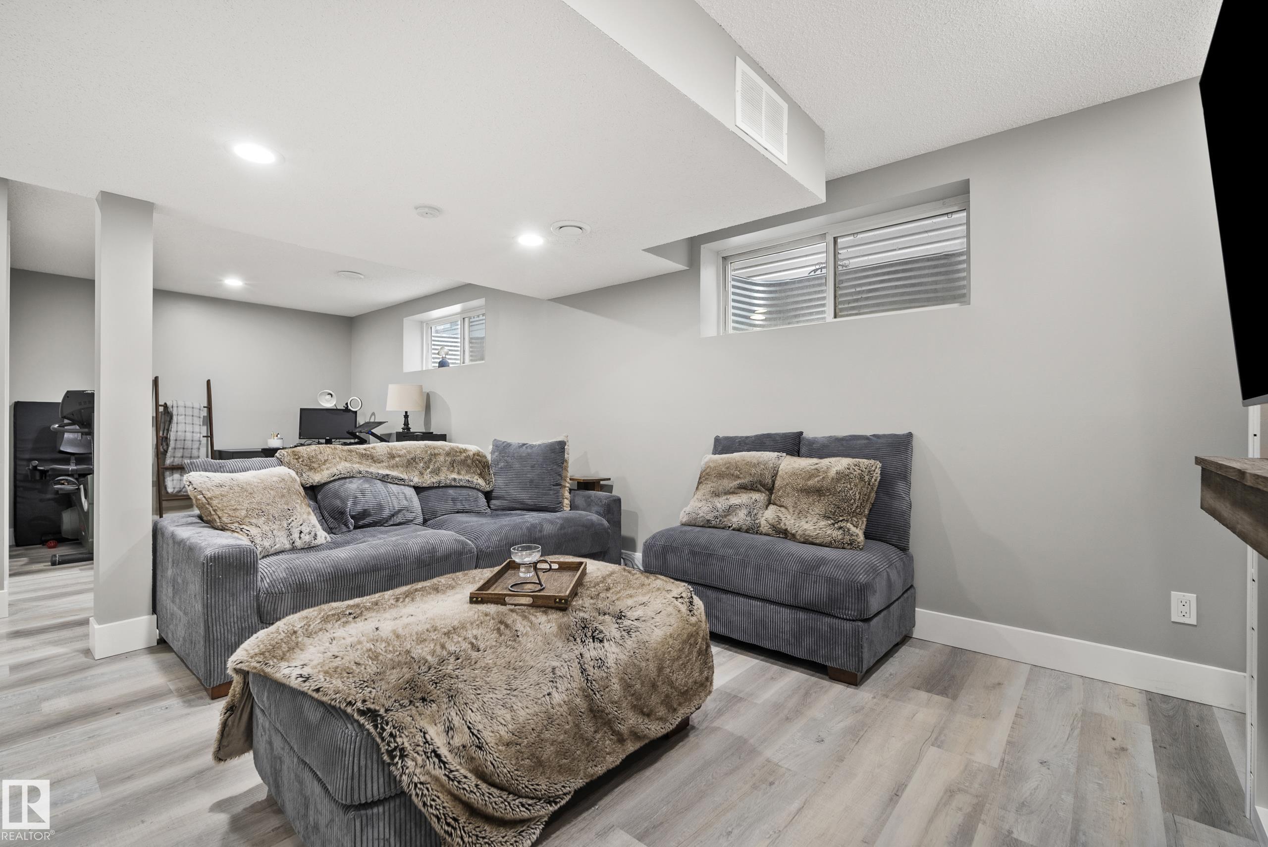 https://zimg.paragon.ice.com/ParagonImages/Property/PM/RAE/225400743/31/0/0/e0c756fe3fff742537f4bd470777a2d6/1/e8dc5985513791429fb6c9d29d97fd20/225400743-700715ed-e58b-4b29-afd2-b38491fc446a.JPG