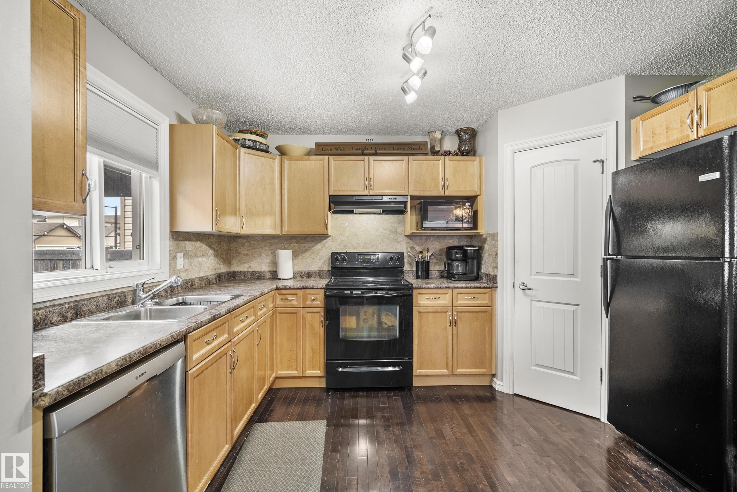 https://zimg.paragon.ice.com/ParagonImages/Property/PM/RAE/225400743/8/0/0/e91a9db3635393c96a738a11885e5f76/1/e8dc5985513791429fb6c9d29d97fd20/225400743-492d6145-8cd6-4eb7-af90-28662a51309e.JPG