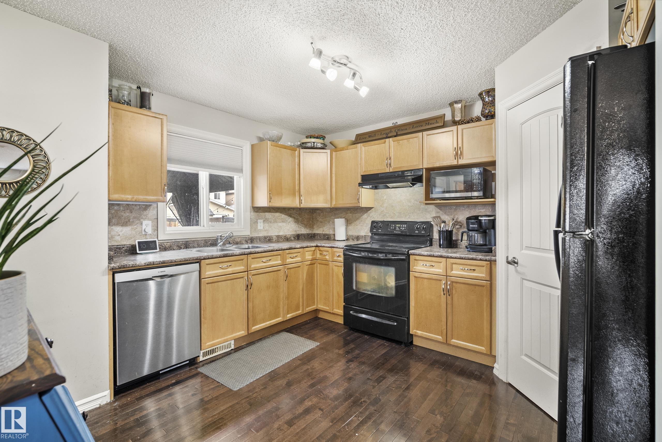 https://zimg.paragon.ice.com/ParagonImages/Property/PM/RAE/225400743/9/0/0/f51551327e926e029afe639e35c7b368/1/e8dc5985513791429fb6c9d29d97fd20/225400743-4db05a8f-aaae-4481-b127-5c59b4a4ac64.JPG