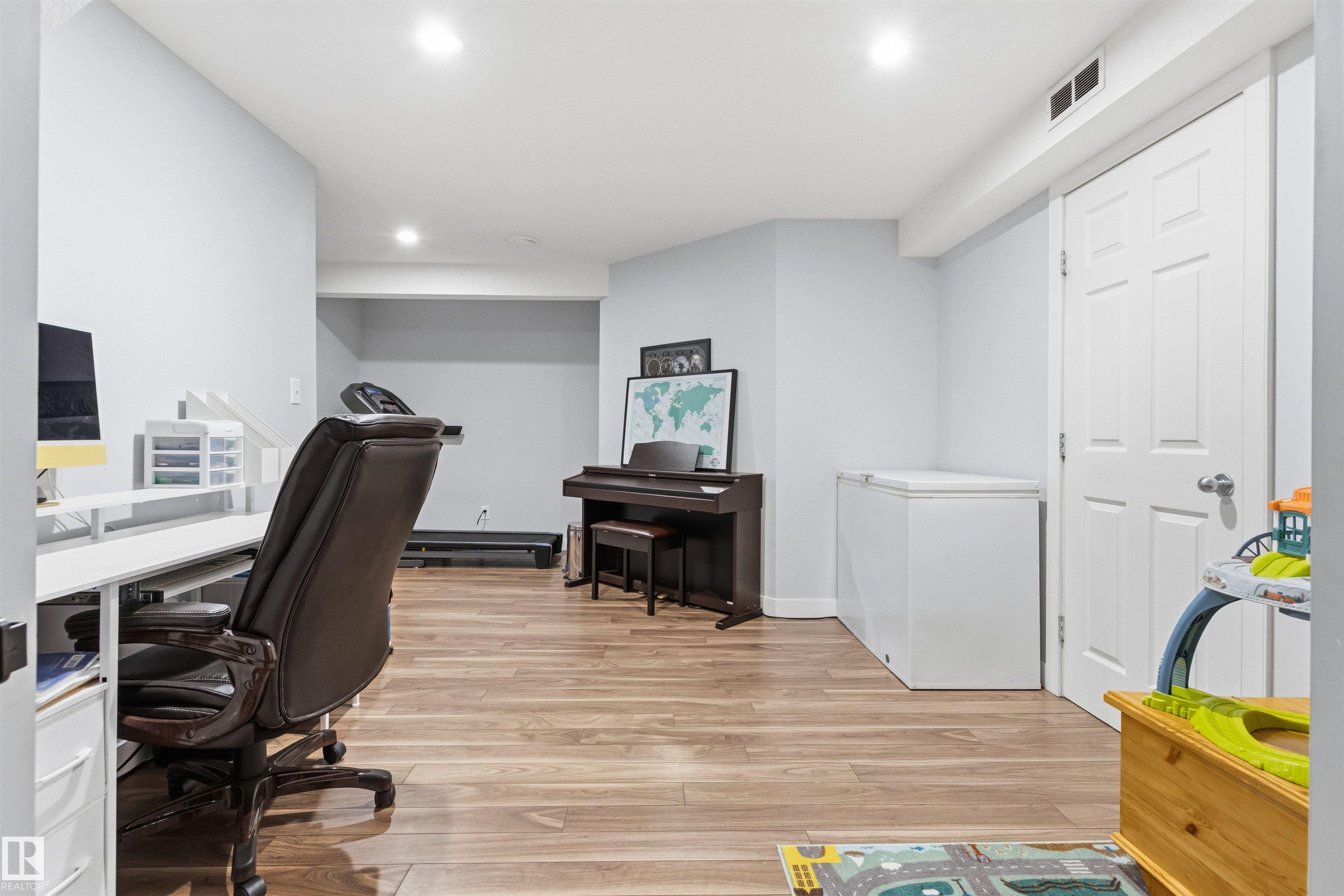 https://zimg.paragon.ice.com/ParagonImages/Property/PM/RAE/225400752/37/0/0/b4c41e03644350fbc2f1e83ac2cf71bb/1/d42b38fdff058f851d07eb3d2e4d0437/225400752-0fb9a9ec-ebcb-4dd1-b57b-5532173182f2.JPG