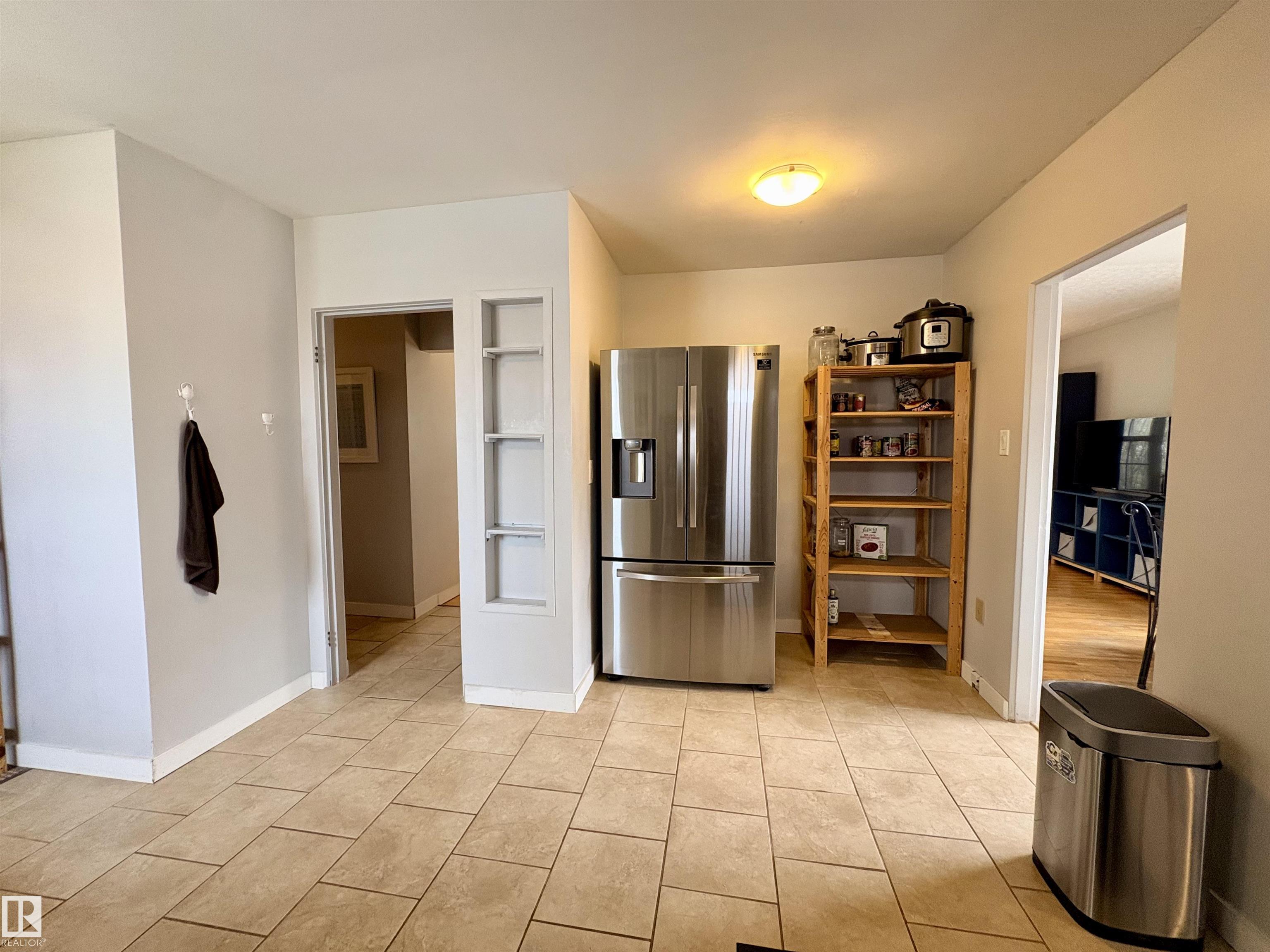 https://zimg.paragon.ice.com/ParagonImages/Property/PM/RAE/225400754/15/0/0/92e46edb68cb460591a215b7a24644cf/1/0f2001fc7a775f2a1be38c30c5d88dfe/225400754-746dcdff-d870-4305-8f8e-4be8e1a0cd3c.JPG