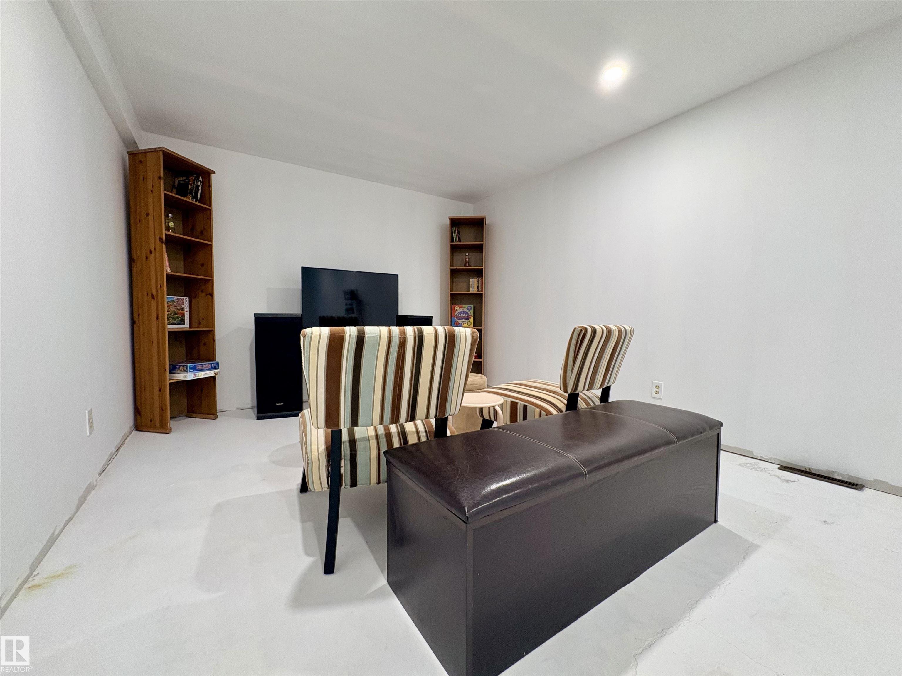 https://zimg.paragon.ice.com/ParagonImages/Property/PM/RAE/225400754/32/0/0/6e944cee595c805af8b888b1efeb437b/1/0f2001fc7a775f2a1be38c30c5d88dfe/225400754-86f30d95-7f45-4a30-b216-0c348711b8c2.JPG
