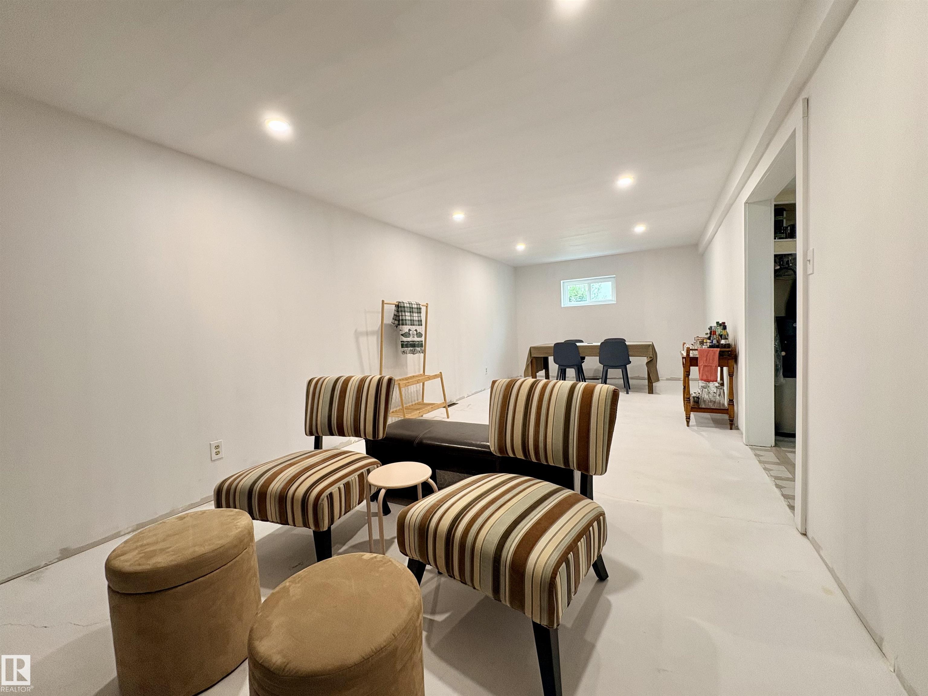 https://zimg.paragon.ice.com/ParagonImages/Property/PM/RAE/225400754/33/0/0/2067d8ccf9c81fead589e9e2165d7cff/1/0f2001fc7a775f2a1be38c30c5d88dfe/225400754-14106de3-0bf0-455b-9989-890ef8269bc2.JPG