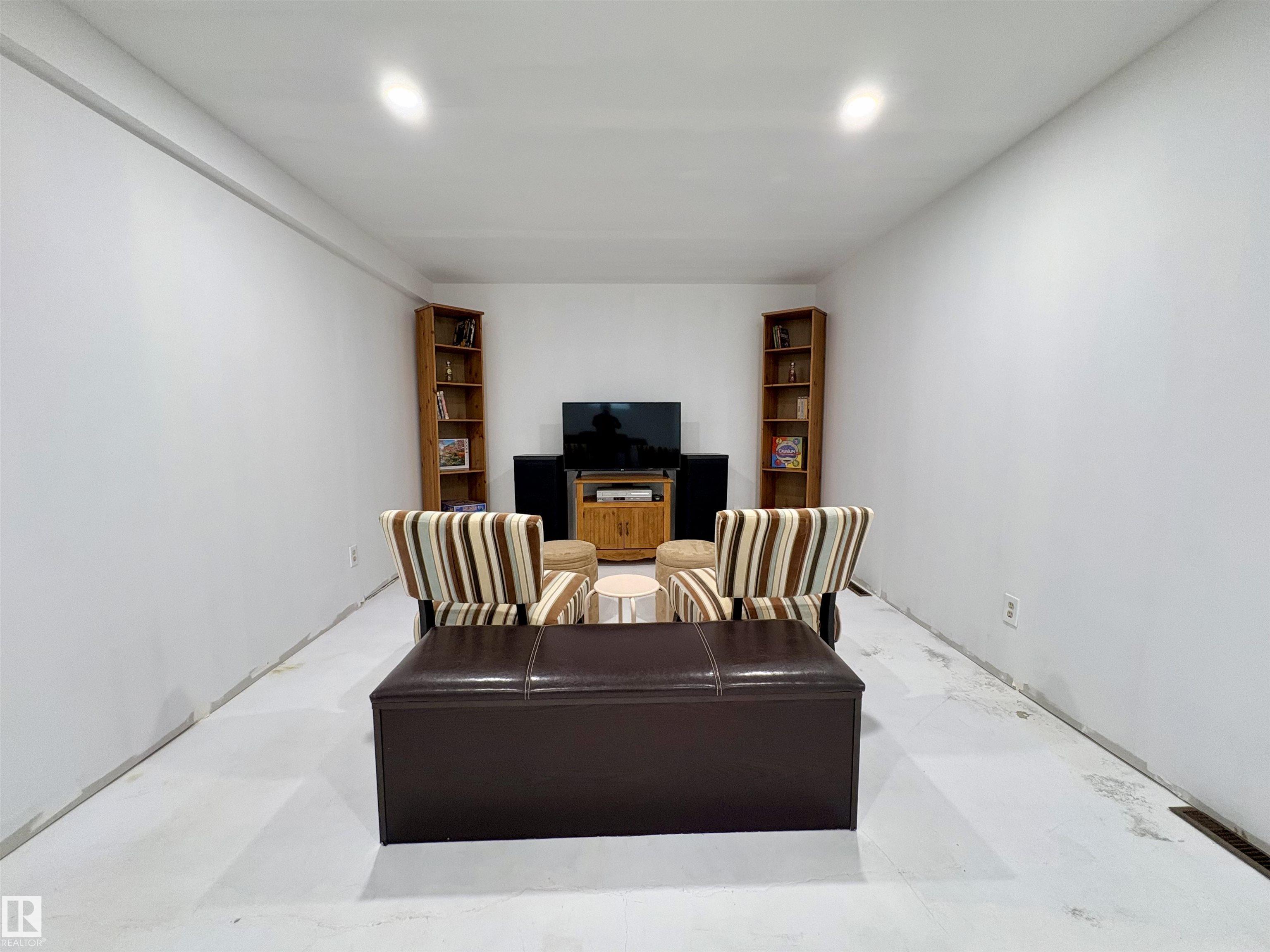 https://zimg.paragon.ice.com/ParagonImages/Property/PM/RAE/225400754/35/0/0/575d08bc982656e3e0bf9a81a1ff7603/1/0f2001fc7a775f2a1be38c30c5d88dfe/225400754-44afbe41-b2c9-4925-bccb-46e3a910775f.JPG