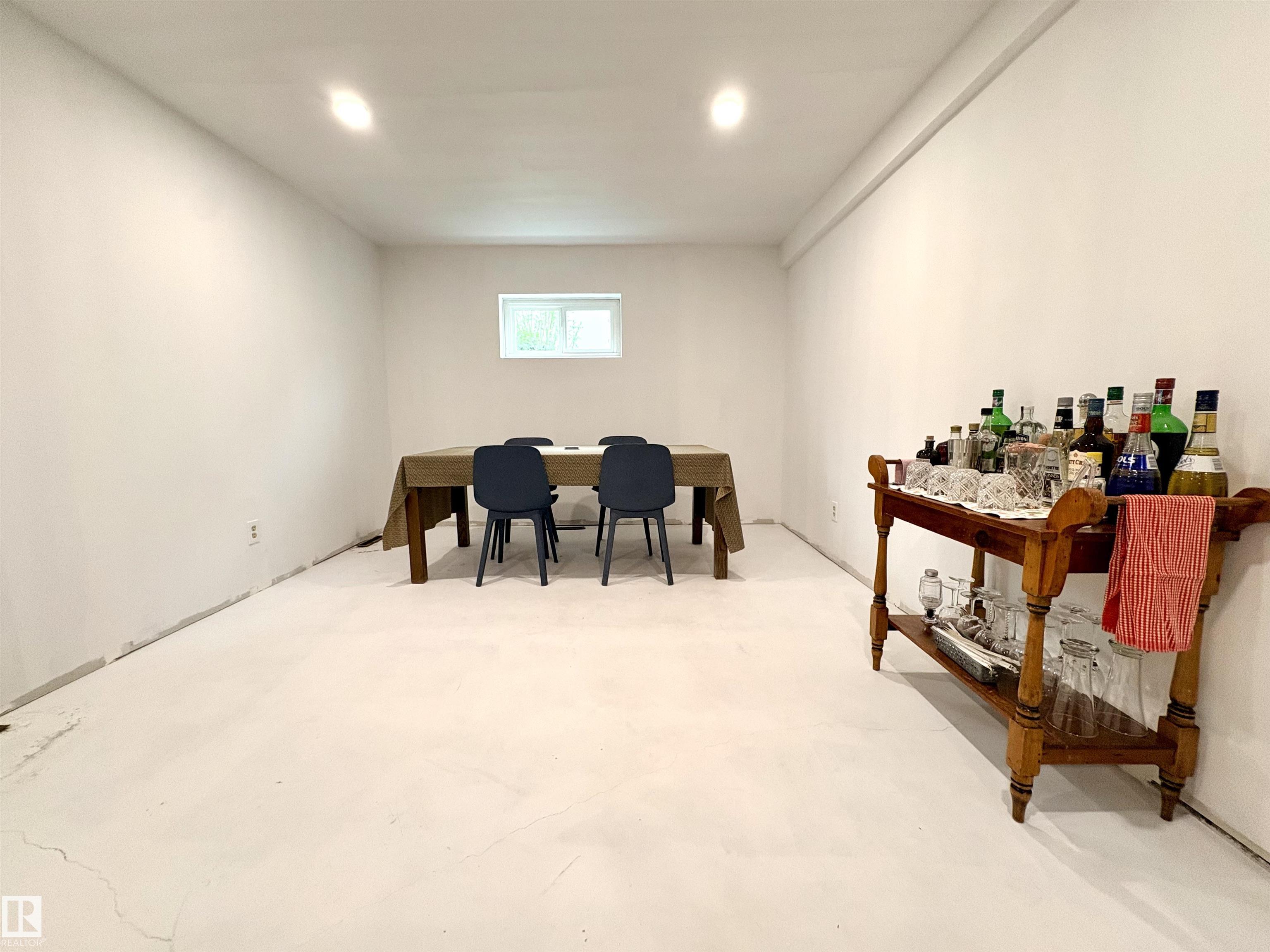 https://zimg.paragon.ice.com/ParagonImages/Property/PM/RAE/225400754/36/0/0/71f7deb22310c1f26124bc1282cf82e9/1/0f2001fc7a775f2a1be38c30c5d88dfe/225400754-c30ebe8f-2c67-4a24-acca-3c8f63ceb273.JPG