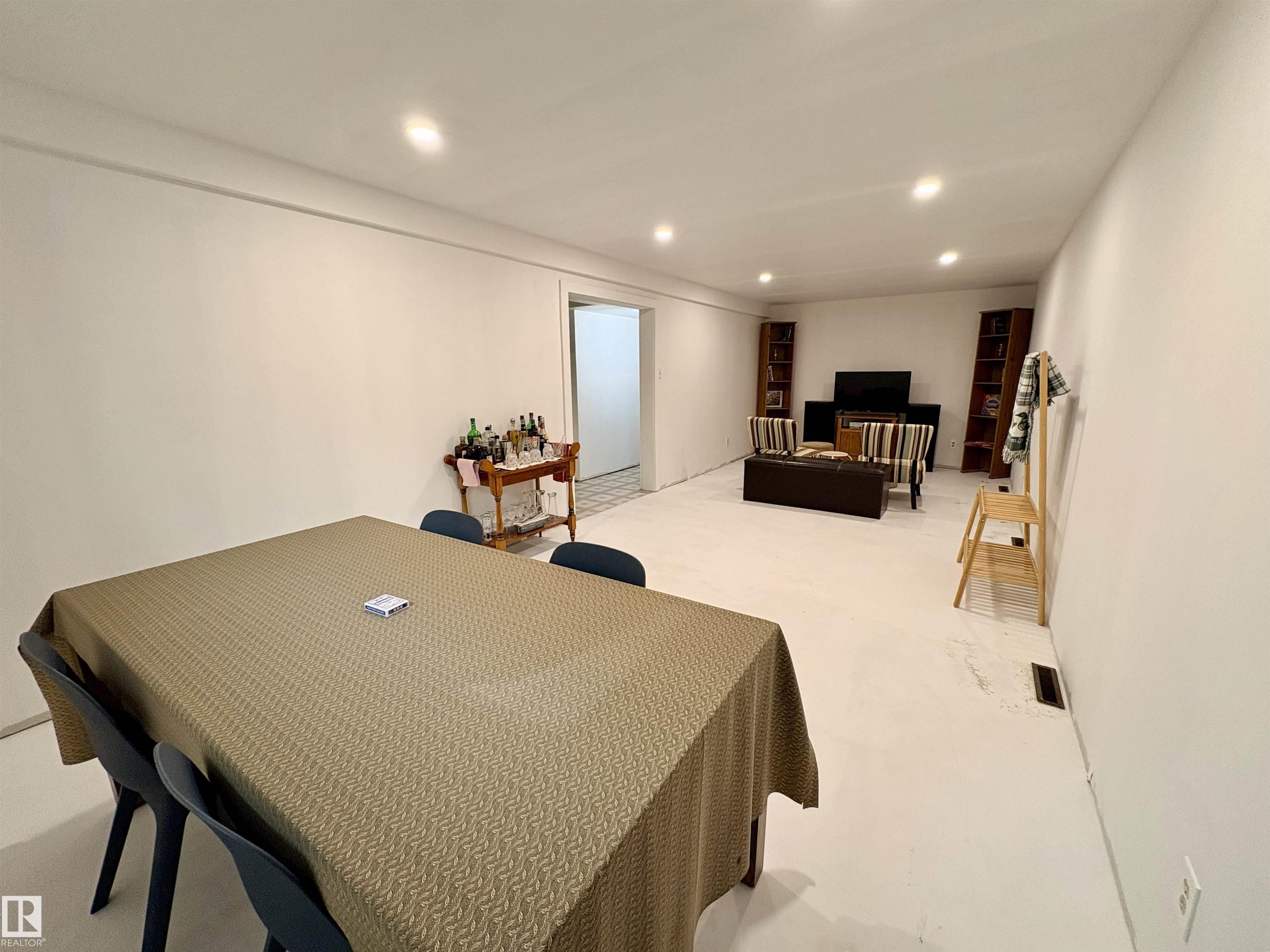https://zimg.paragon.ice.com/ParagonImages/Property/PM/RAE/225400754/37/0/0/593953bcd8e74e70b44bb60843e66707/1/0f2001fc7a775f2a1be38c30c5d88dfe/225400754-e505c194-cdb7-4be5-967f-62702554c894.JPG