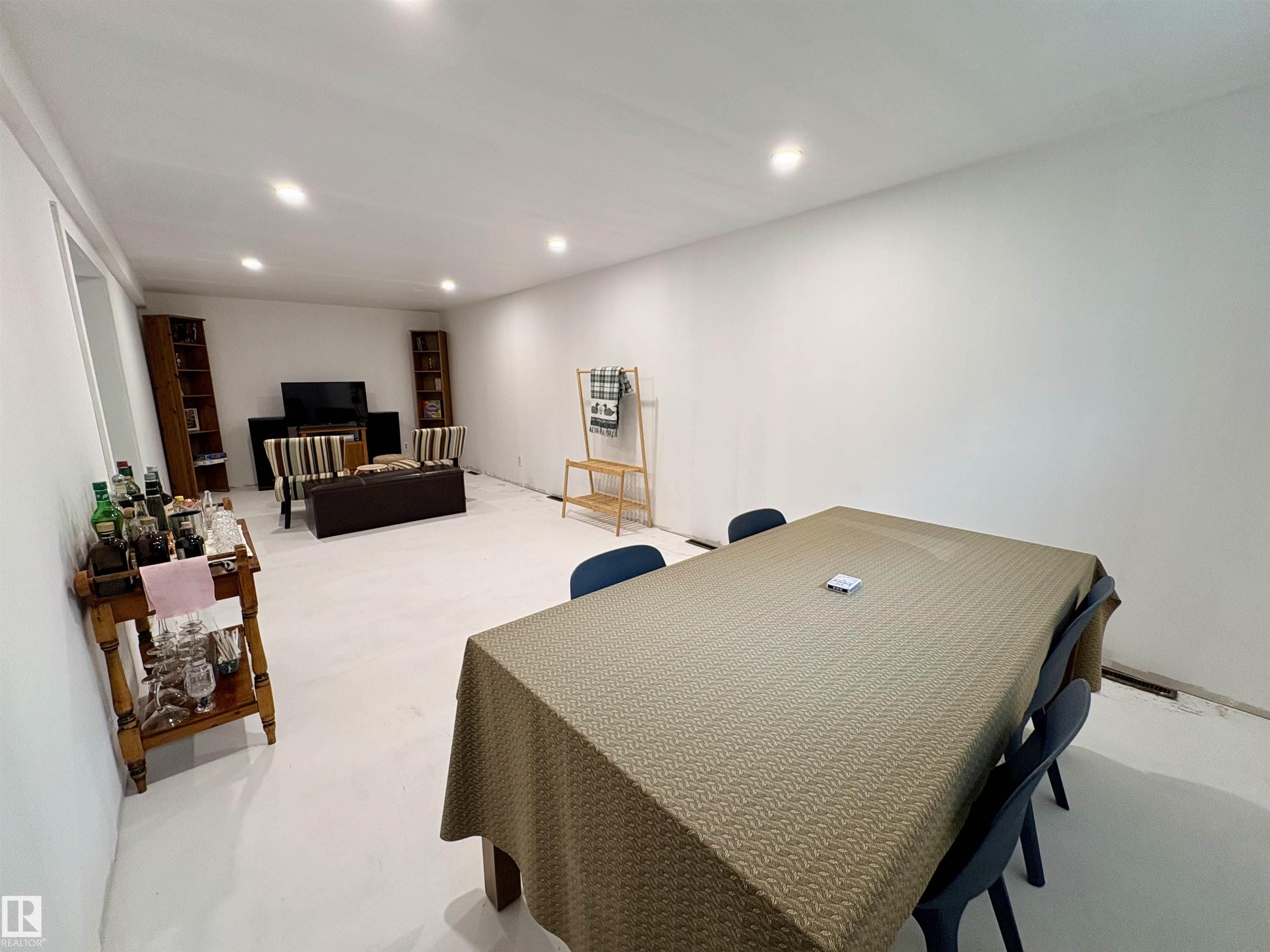 https://zimg.paragon.ice.com/ParagonImages/Property/PM/RAE/225400754/38/0/0/2a7a13cda31b3dc1c48c55a78372e41a/1/0f2001fc7a775f2a1be38c30c5d88dfe/225400754-d3eef112-d7f6-41a7-a8d9-a6b996b82950.JPG