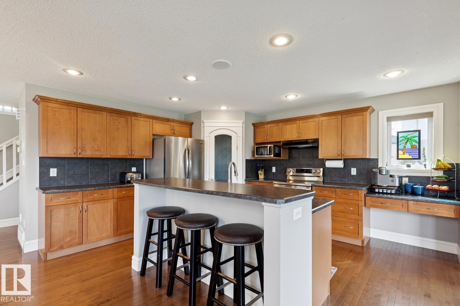 Picture for 12067 21 AV SW