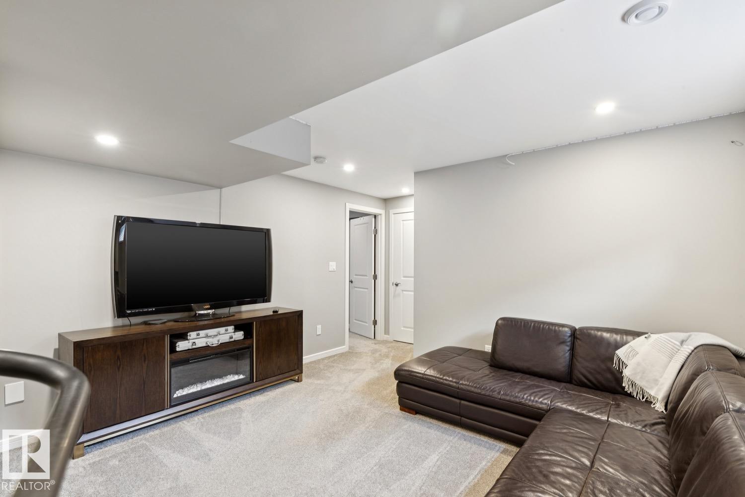 https://zimg.paragon.ice.com/ParagonImages/Property/PM/RAE/225400768/27/0/0/1c8ba731161ac8ea93fc896511fa6860/1/a41b5056a0f96df424c3863607715980/225400768-f924d04b-20ce-4394-bb94-ad3ed0f1695b.JPG