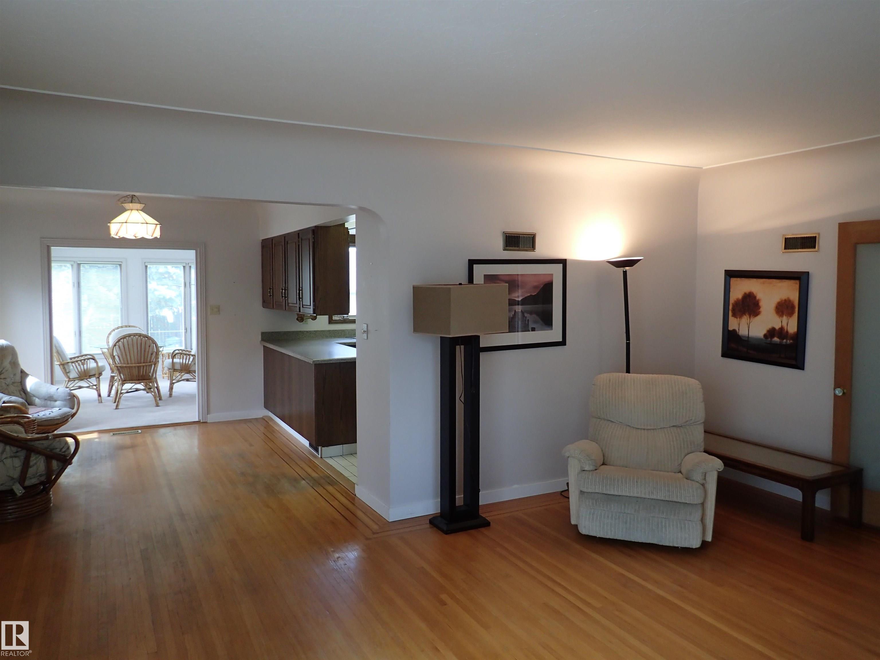 Photo 8 at 9126 117 Street NW, Windsor Park, Edmonton