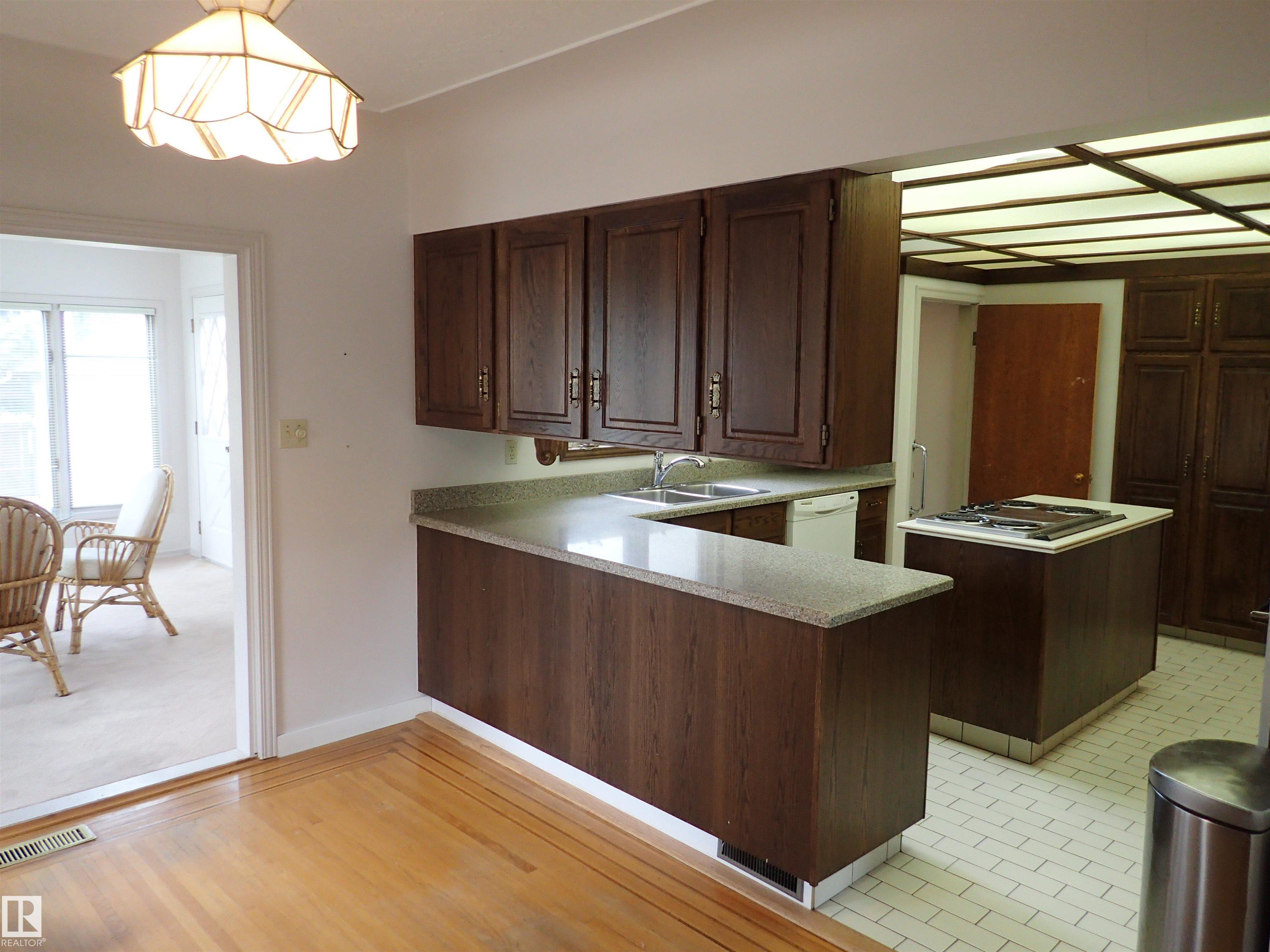 Photo 9 at 9126 117 Street NW, Windsor Park, Edmonton