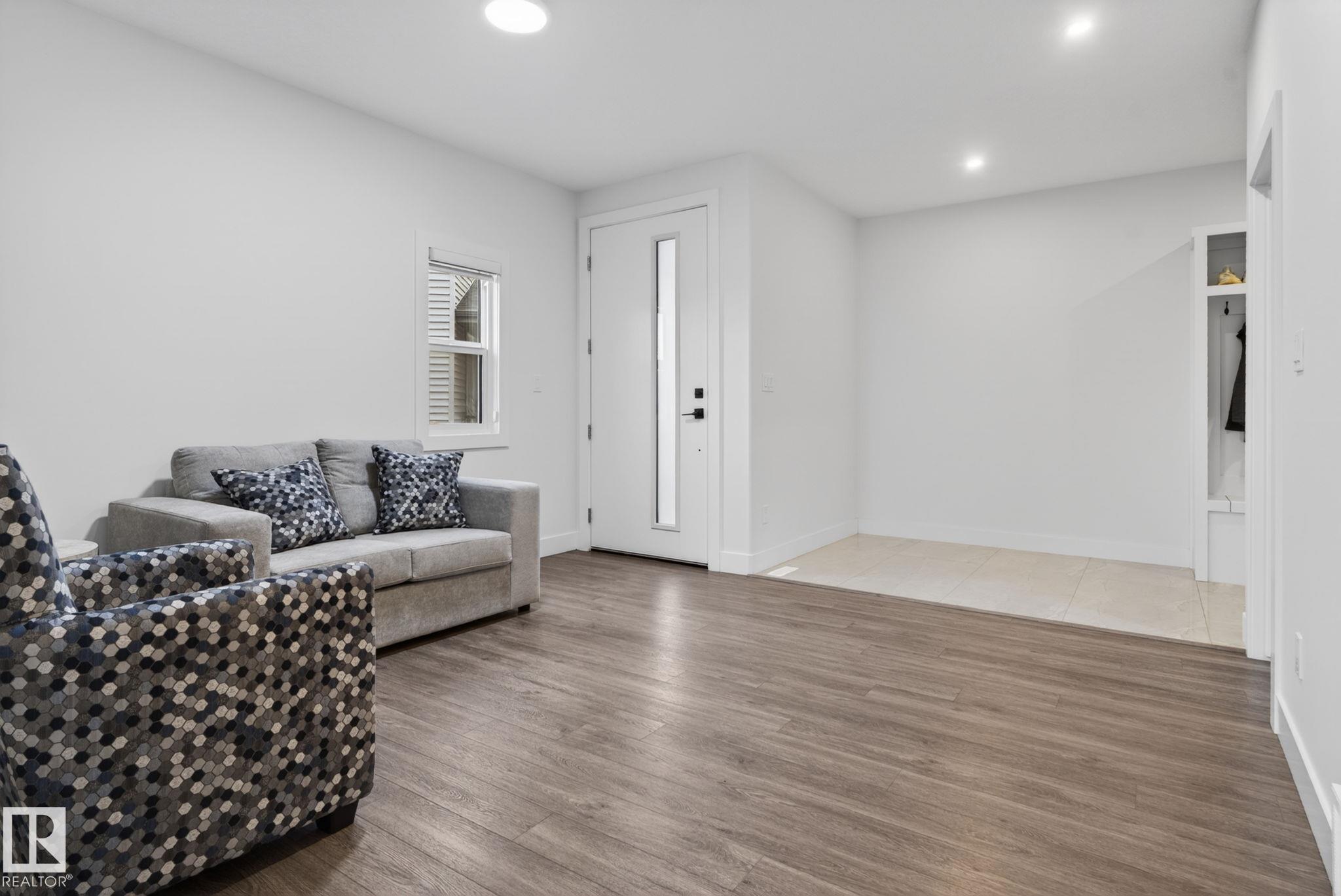 https://zimg.paragon.ice.com/ParagonImages/Property/PM/RAE/225400797/7/0/0/922da1d3d8e7e0a9f7a9db4fdf7641fd/1/40e6e60fafc683e7d091d3535d517429/225400797-0541edaa-9c20-4771-a8e5-43f2483d4ba5.JPG