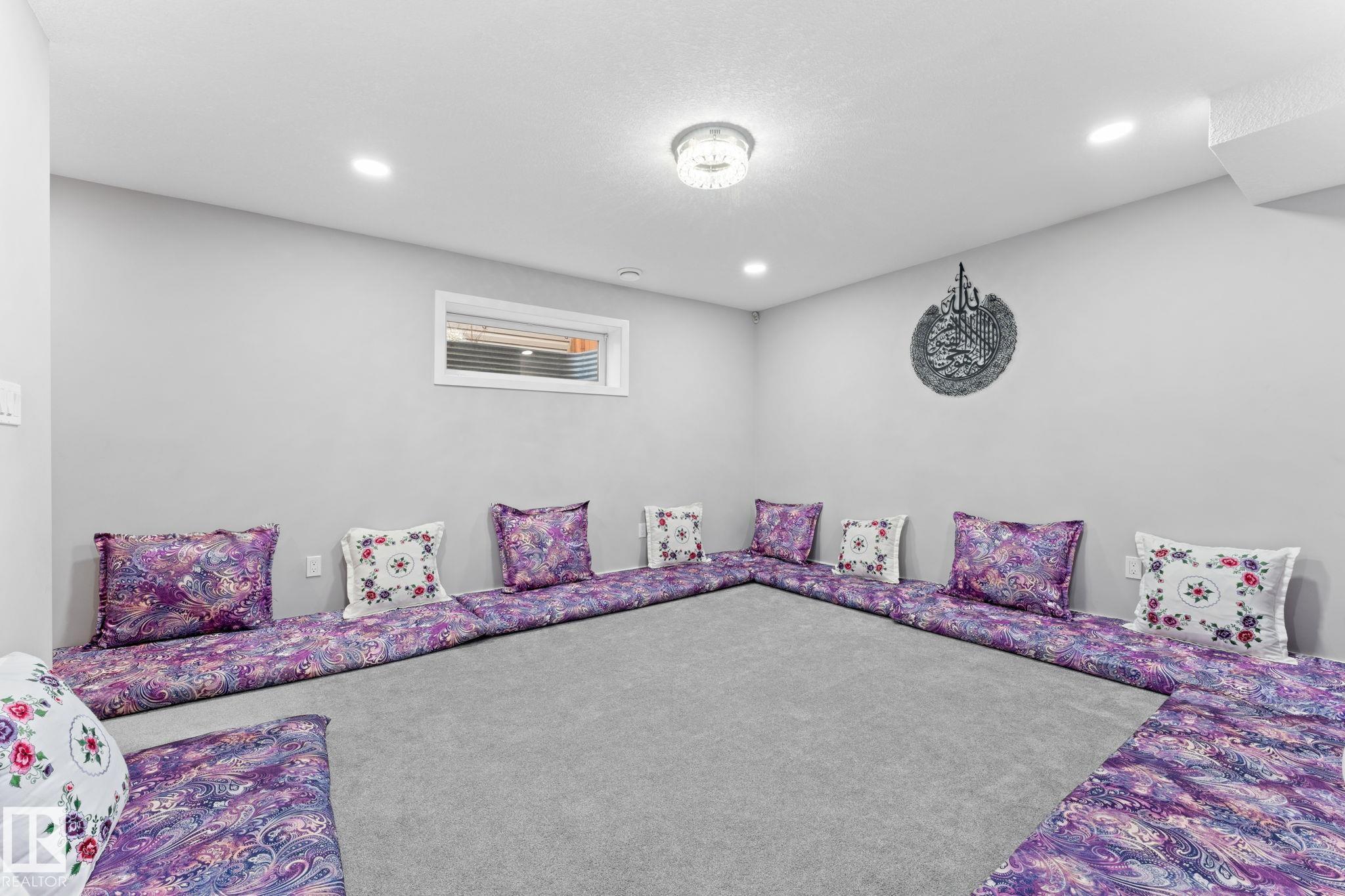 https://zimg.paragon.ice.com/ParagonImages/Property/PM/RAE/225400833/27/0/0/c289eb227073ea3899d7a15e5193753b/1/f97ef068a2d8084671ad9a2ac1237ca4/225400833-1b468ce1-fc97-4fdb-b54f-108dfe65996f.JPG