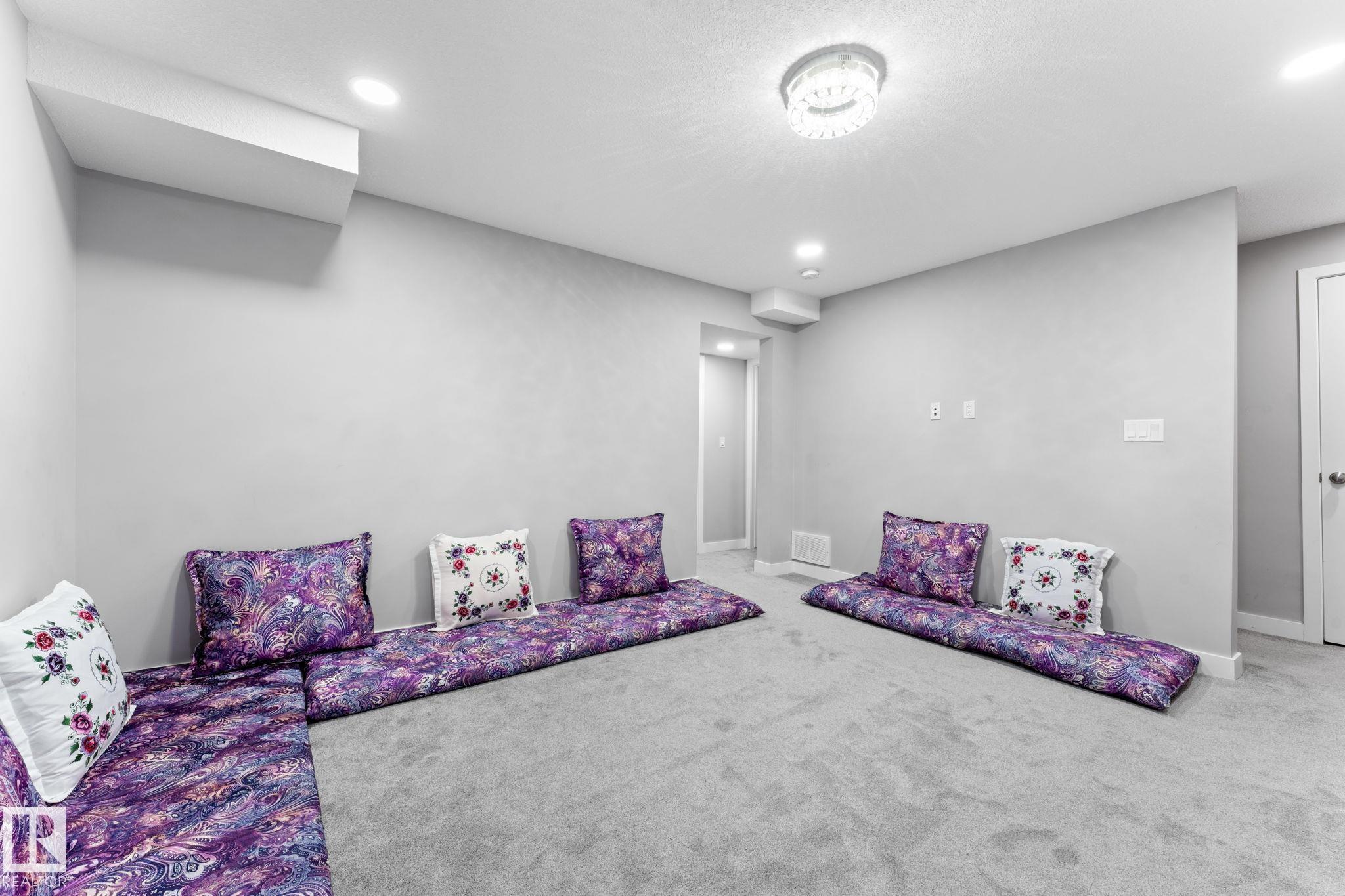 https://zimg.paragon.ice.com/ParagonImages/Property/PM/RAE/225400833/29/0/0/52bb9ed9cffdfaf0888bfc5fdac23ab3/1/f97ef068a2d8084671ad9a2ac1237ca4/225400833-98bdf2f6-471f-4b9a-a3a1-c15dfee0f814.JPG