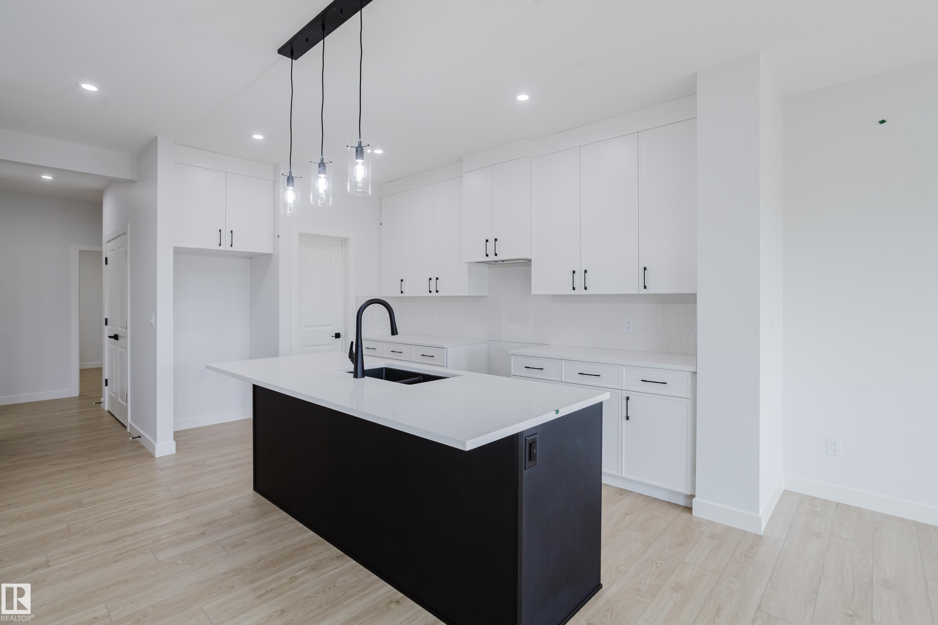 https://zimg.paragon.ice.com/ParagonImages/Property/PM/RAE/225400875/10/0/0/b6548658bb5d2e5bb620819b97147366/1/e79aed3eed9fbf1d970e880a870b9b31/225400875-acd2e5dd-9e6d-4d13-9654-1673e97f3a8e.JPG