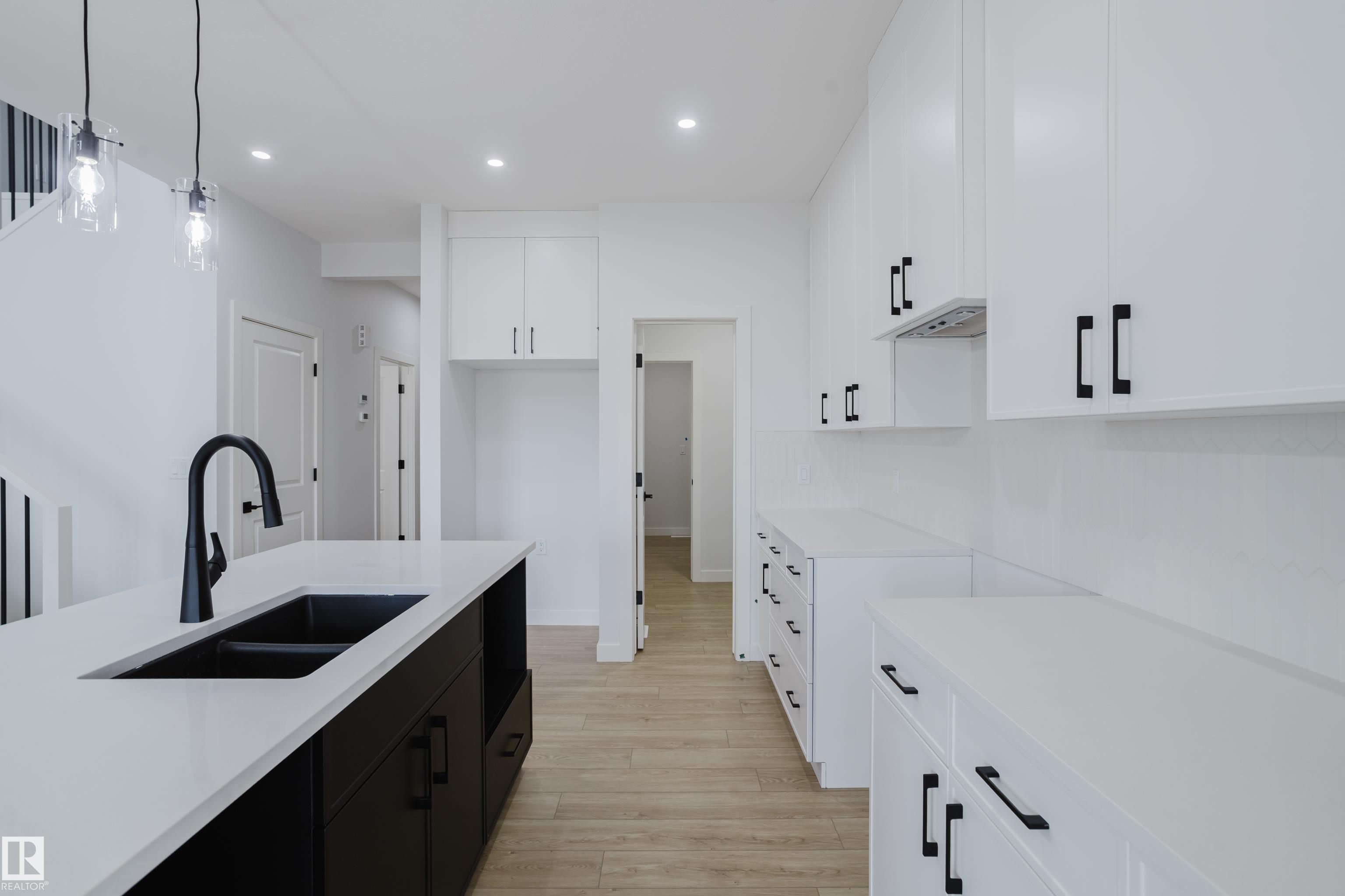 https://zimg.paragon.ice.com/ParagonImages/Property/PM/RAE/225400875/22/0/0/734800634371161beffa9a67e9fa7bb5/1/e79aed3eed9fbf1d970e880a870b9b31/225400875-d47f16b3-76d9-4153-8203-f9db7c83af5e.JPG