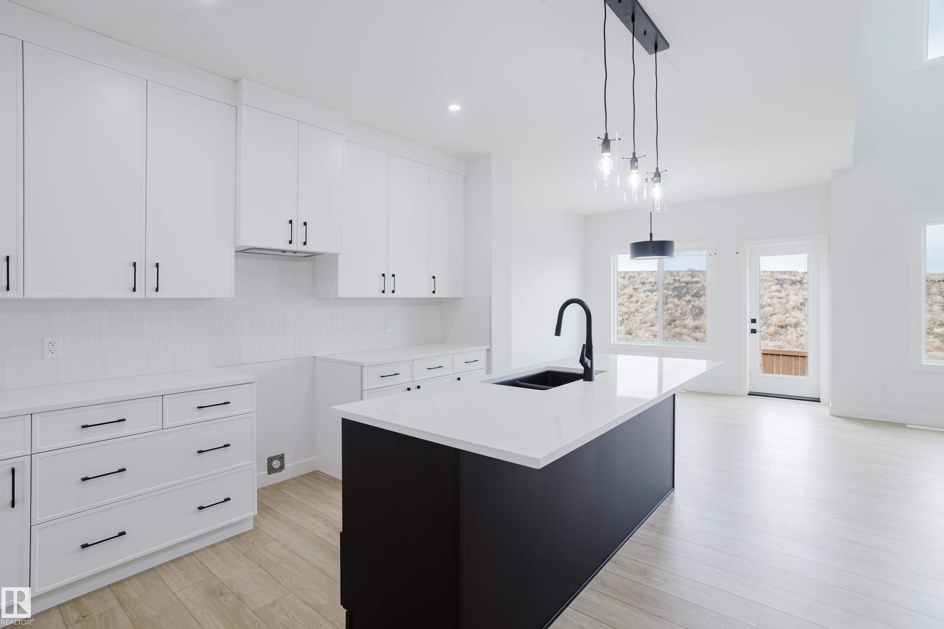 https://zimg.paragon.ice.com/ParagonImages/Property/PM/RAE/225400875/8/0/0/1a2ca65dad24d128c886d23251acd524/1/e79aed3eed9fbf1d970e880a870b9b31/225400875-ee522903-549e-4bb2-a851-b66d1fc40711.JPG