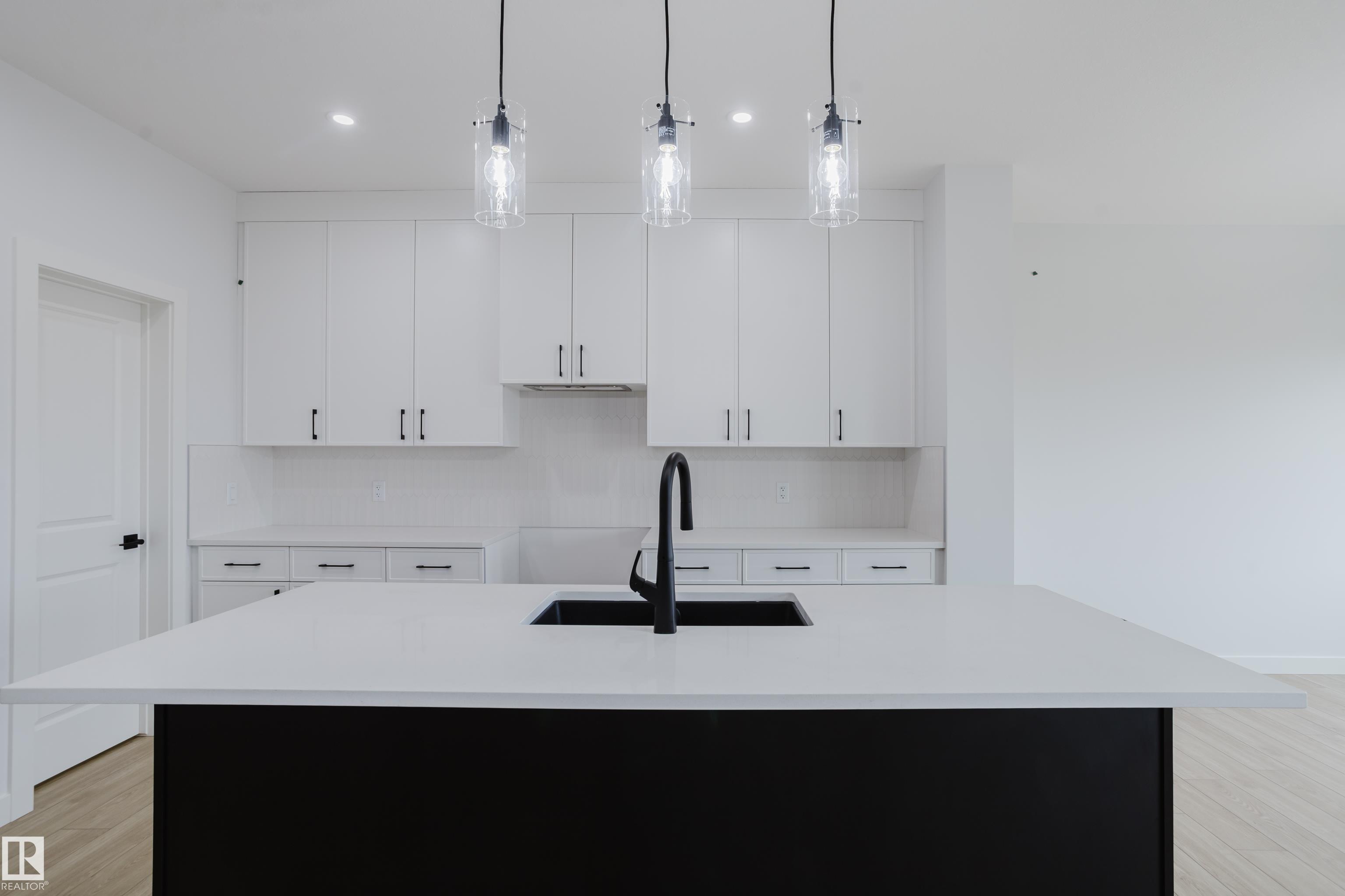 https://zimg.paragon.ice.com/ParagonImages/Property/PM/RAE/225400875/9/0/0/a45768fe55d873284f7f85e164742852/1/e79aed3eed9fbf1d970e880a870b9b31/225400875-48065819-d8b3-4706-815a-b9b3deaebb91.JPG