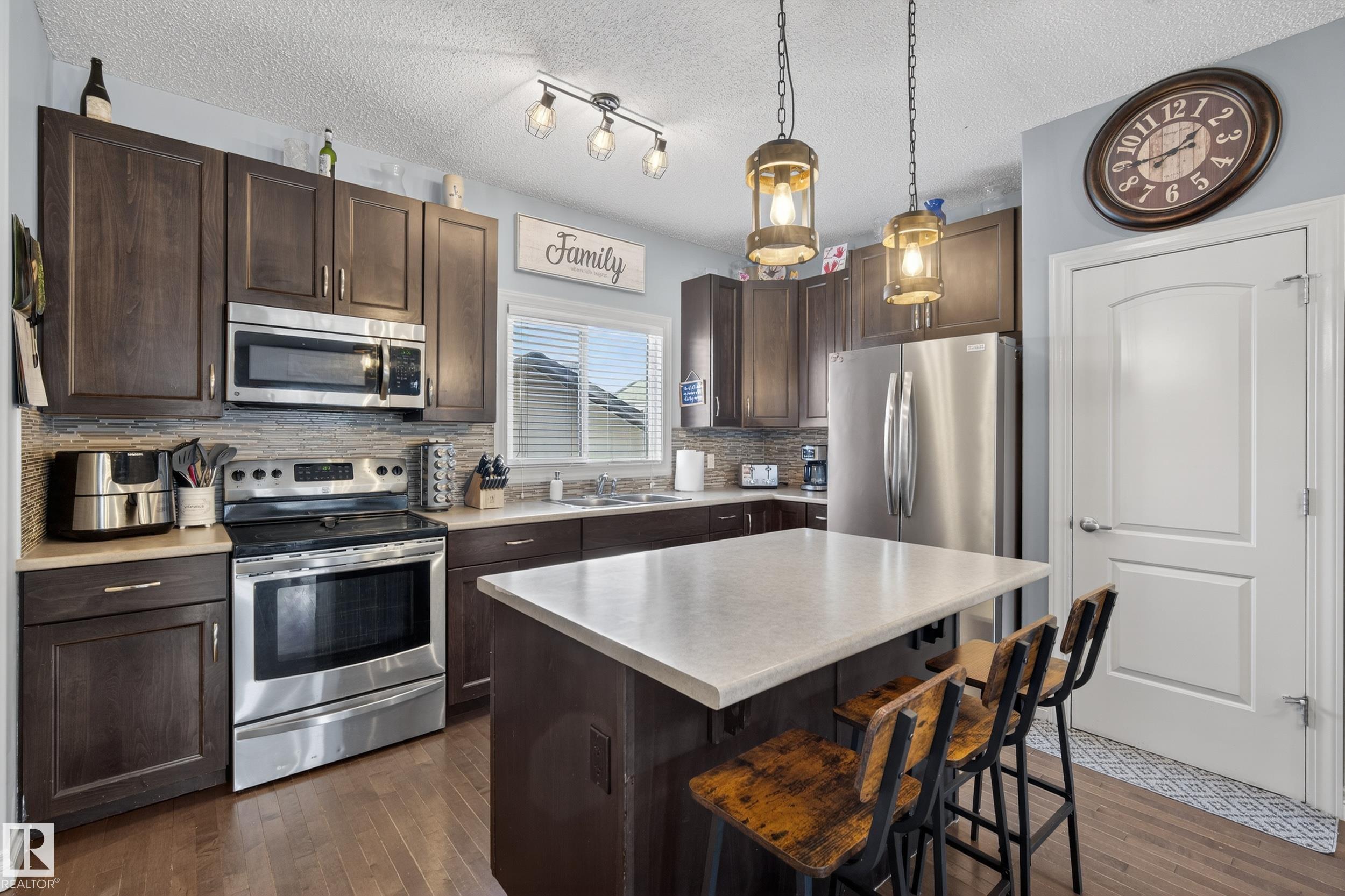https://zimg.paragon.ice.com/ParagonImages/Property/PM/RAE/225400883/13/0/0/9fd1fd910ef08217cc9543fa376071a5/1/b2b70c1bd19b6a2fa022521510f664d4/225400883-811d5fc5-3658-4da2-b98d-ffa2f2992f5e.JPG