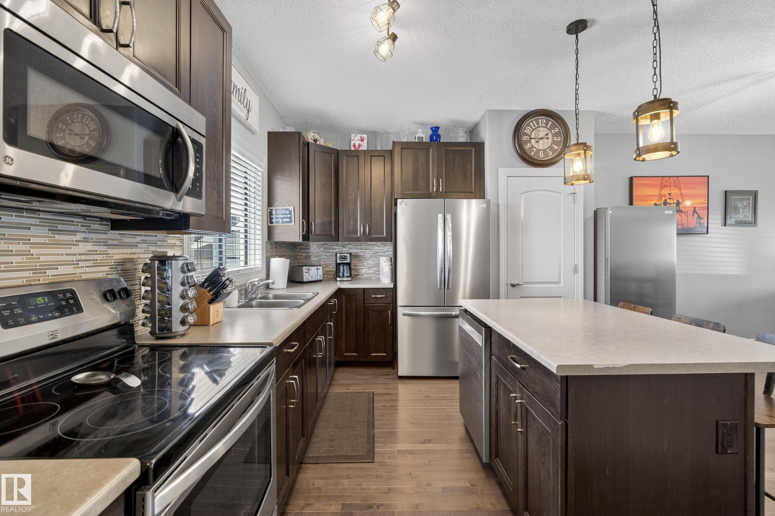 https://zimg.paragon.ice.com/ParagonImages/Property/PM/RAE/225400883/14/0/0/e0e4a5a0cfab6bb52f5390b6db3f7591/1/b2b70c1bd19b6a2fa022521510f664d4/225400883-f1d6298e-a6e0-4eae-9f95-d06cdb490fa2.JPG
