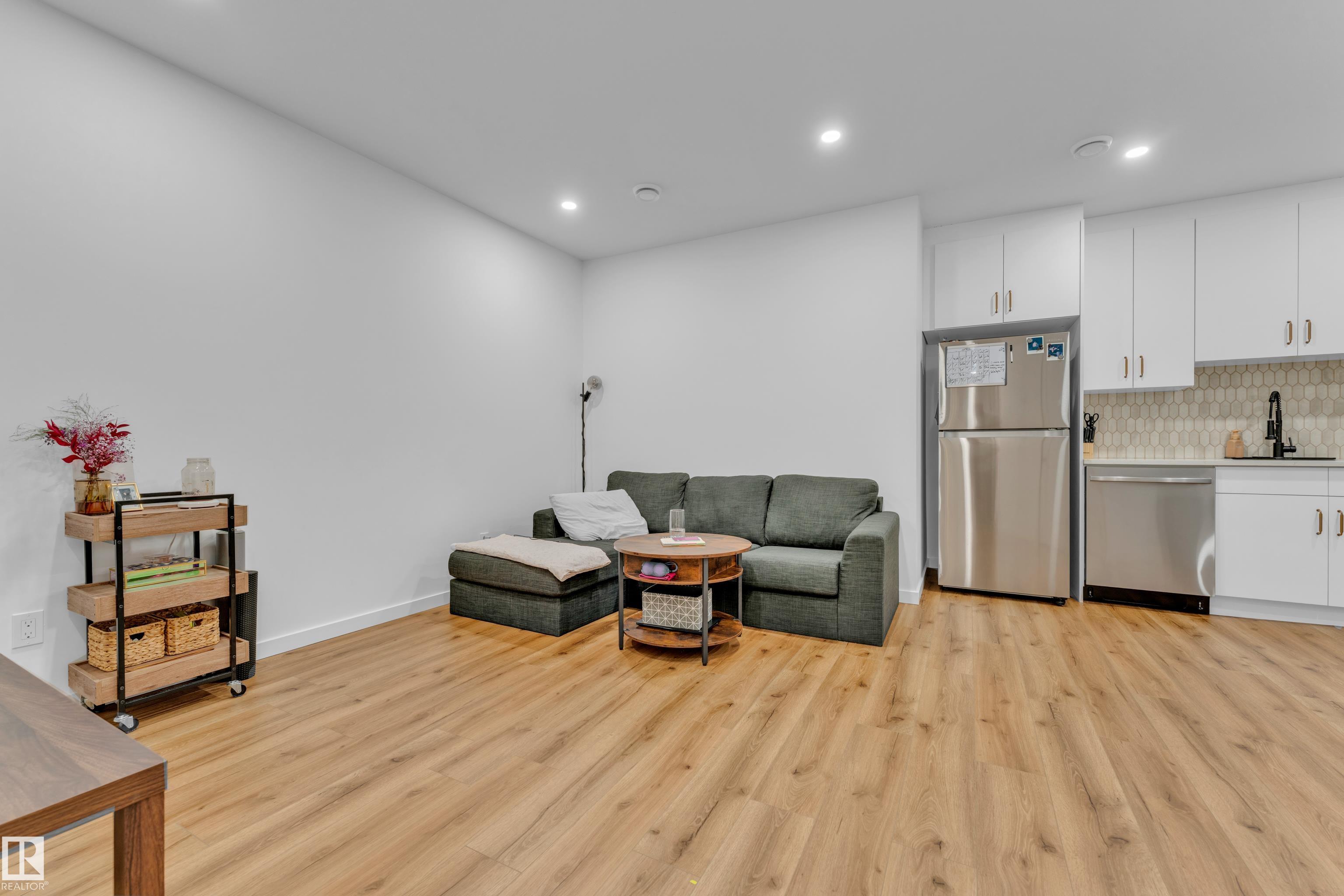 https://zimg.paragon.ice.com/ParagonImages/Property/PM/RAE/225400889/30/0/0/260529c8cd00cb662ca58d2345822969/1/7d5f30beac1be641966b8a300b6080b9/225400889-c8bf4f46-e601-4111-8610-cc10133b8309.JPG