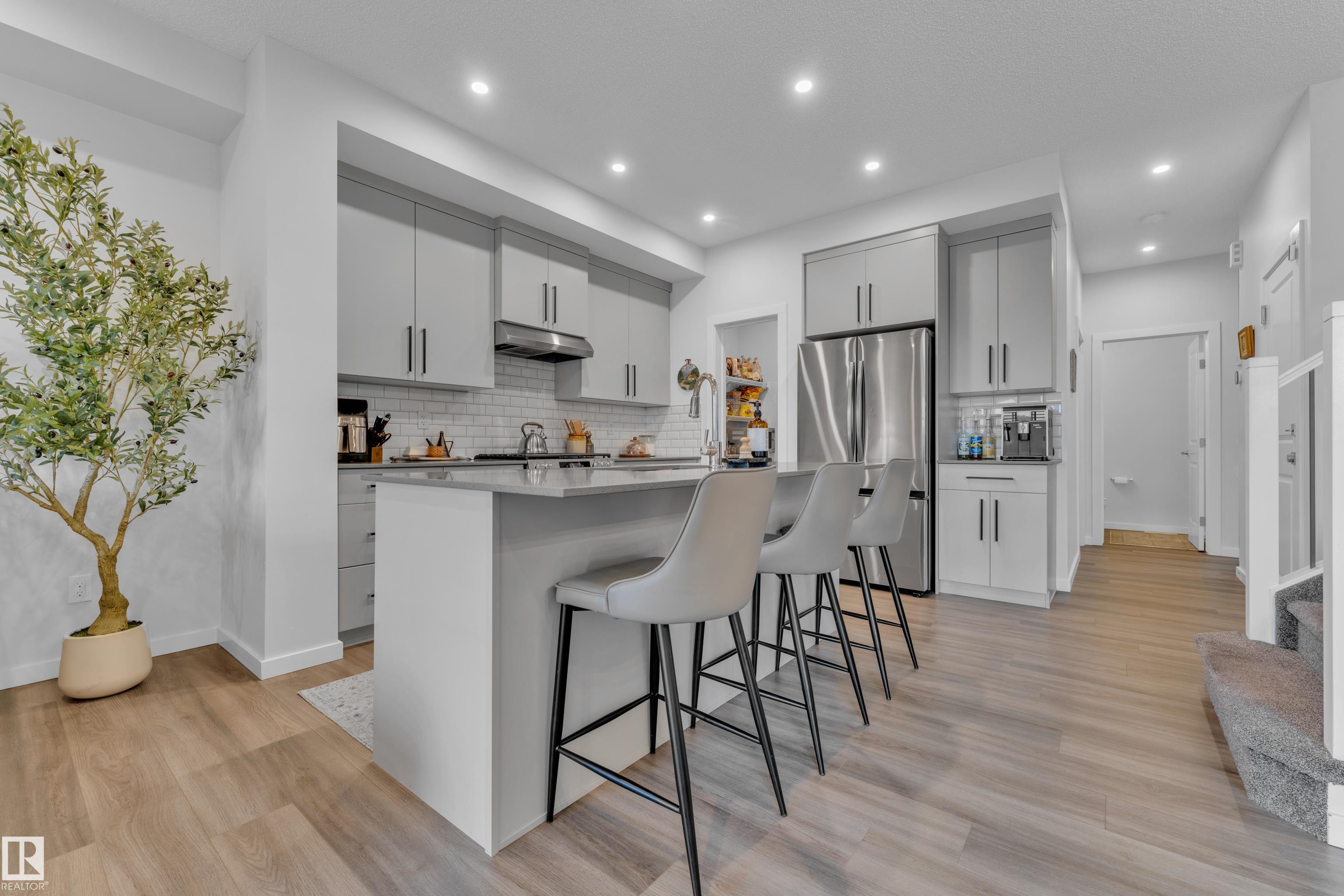 https://zimg.paragon.ice.com/ParagonImages/Property/PM/RAE/225400889/8/0/0/a4c9e7ace04b7299e333ccd712e9b045/1/7d5f30beac1be641966b8a300b6080b9/225400889-21378c4e-b26a-4240-9db8-730419aad6dd.JPG