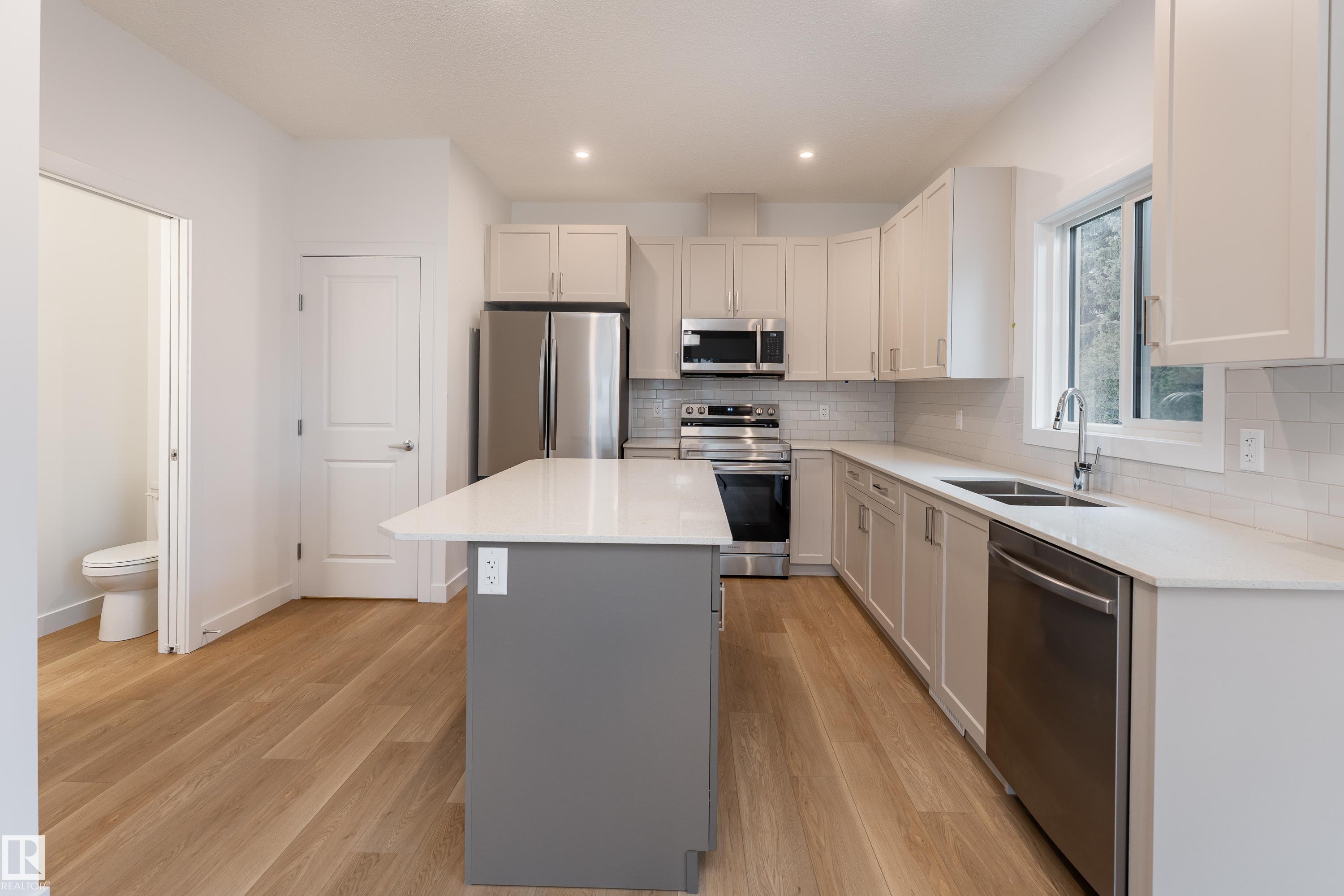 Photo 6 at 10916 & 10918 154 Street NW, High Park, Edmonton