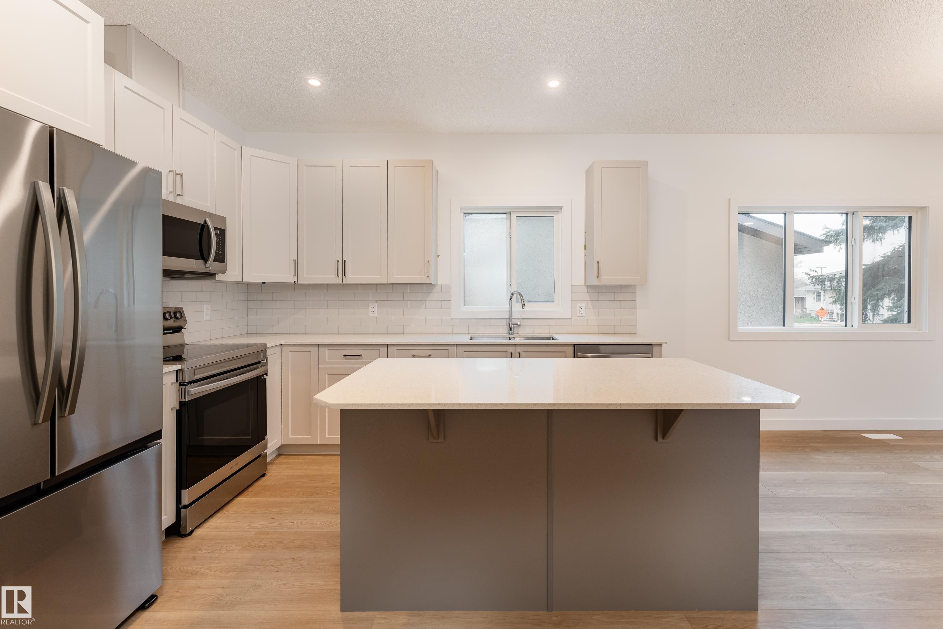 Photo 8 at 10916 & 10918 154 Street NW, High Park, Edmonton