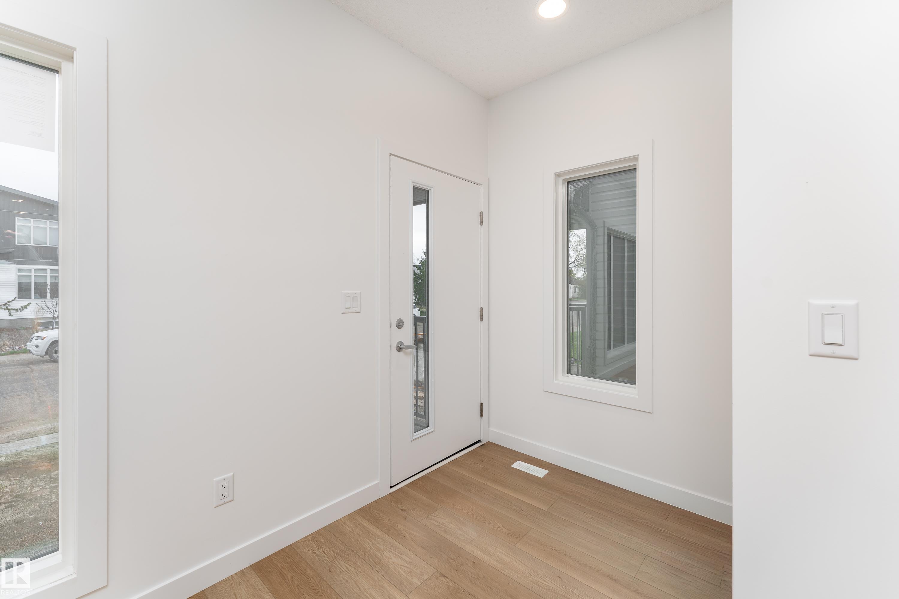 Photo 13 at 10920 & 10922 154 Street NW, High Park, Edmonton
