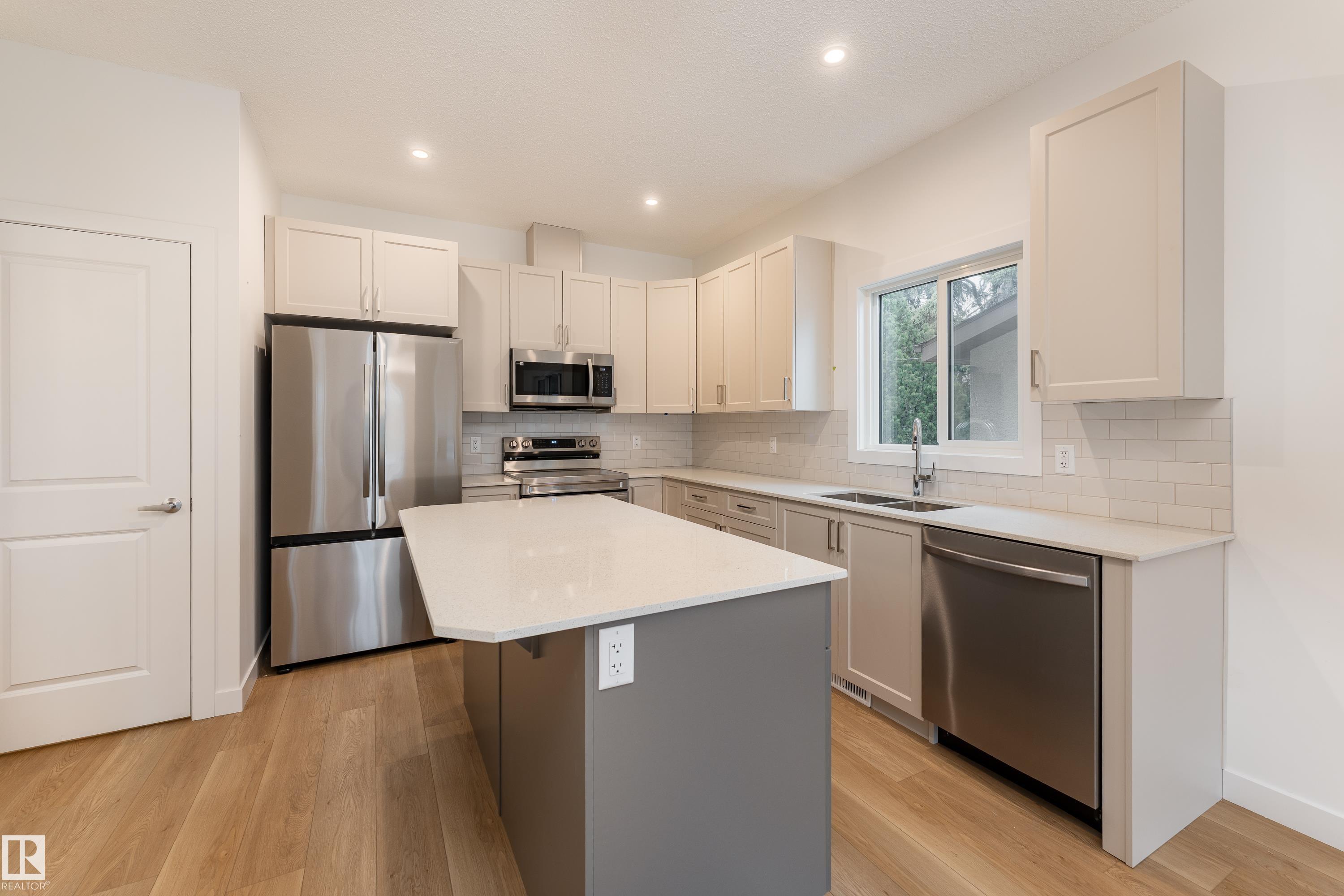 Photo 7 at 10920 & 10922 154 Street NW, High Park, Edmonton
