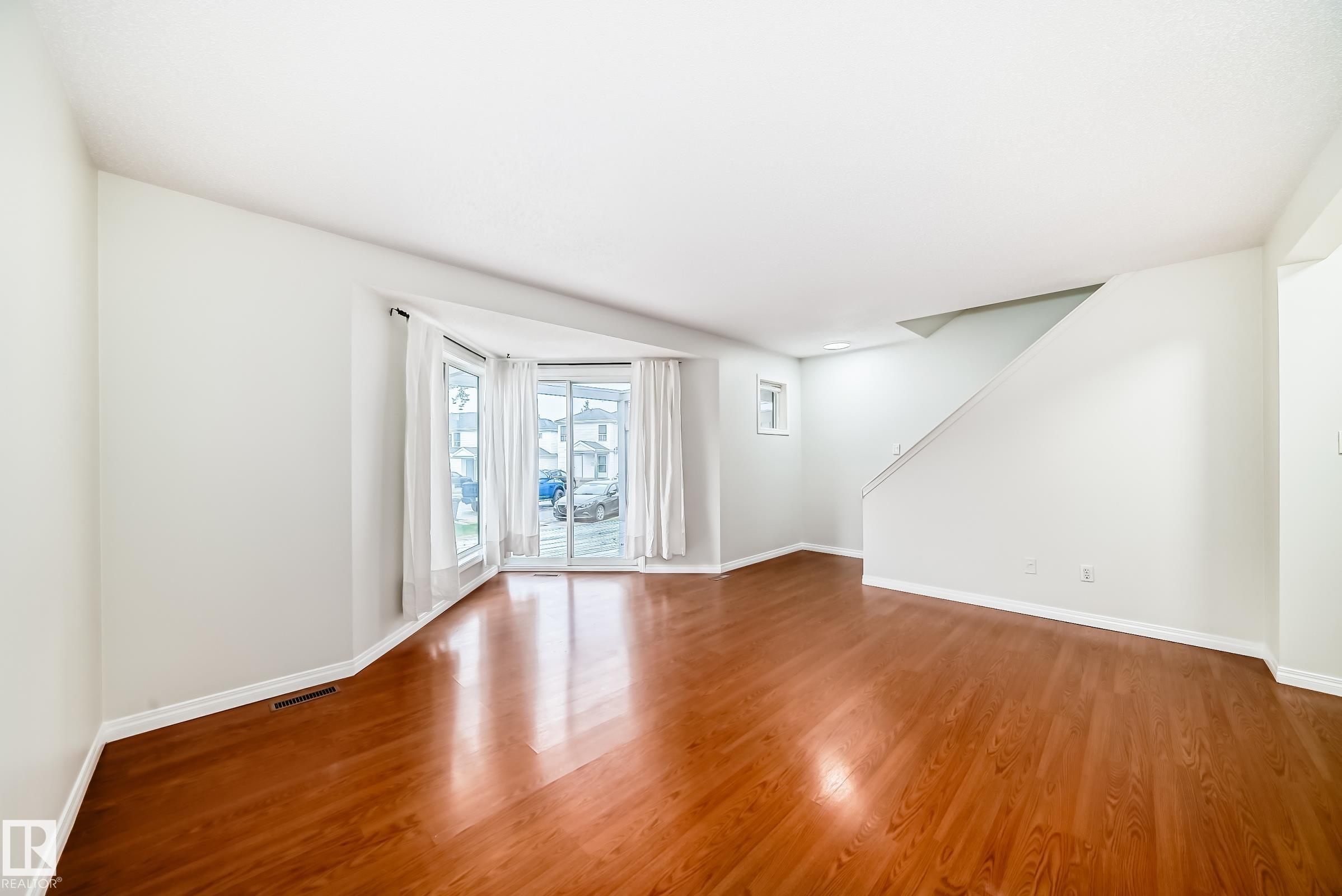 https://zimg.paragon.ice.com/ParagonImages/Property/PM/RAE/225400948/20/0/0/6e80a238e1c19bfde2497a291608c70d/1/04e77696c1b255f99546878d068effac/225400948-67162608-10f6-4784-9867-87020d208272.JPG
