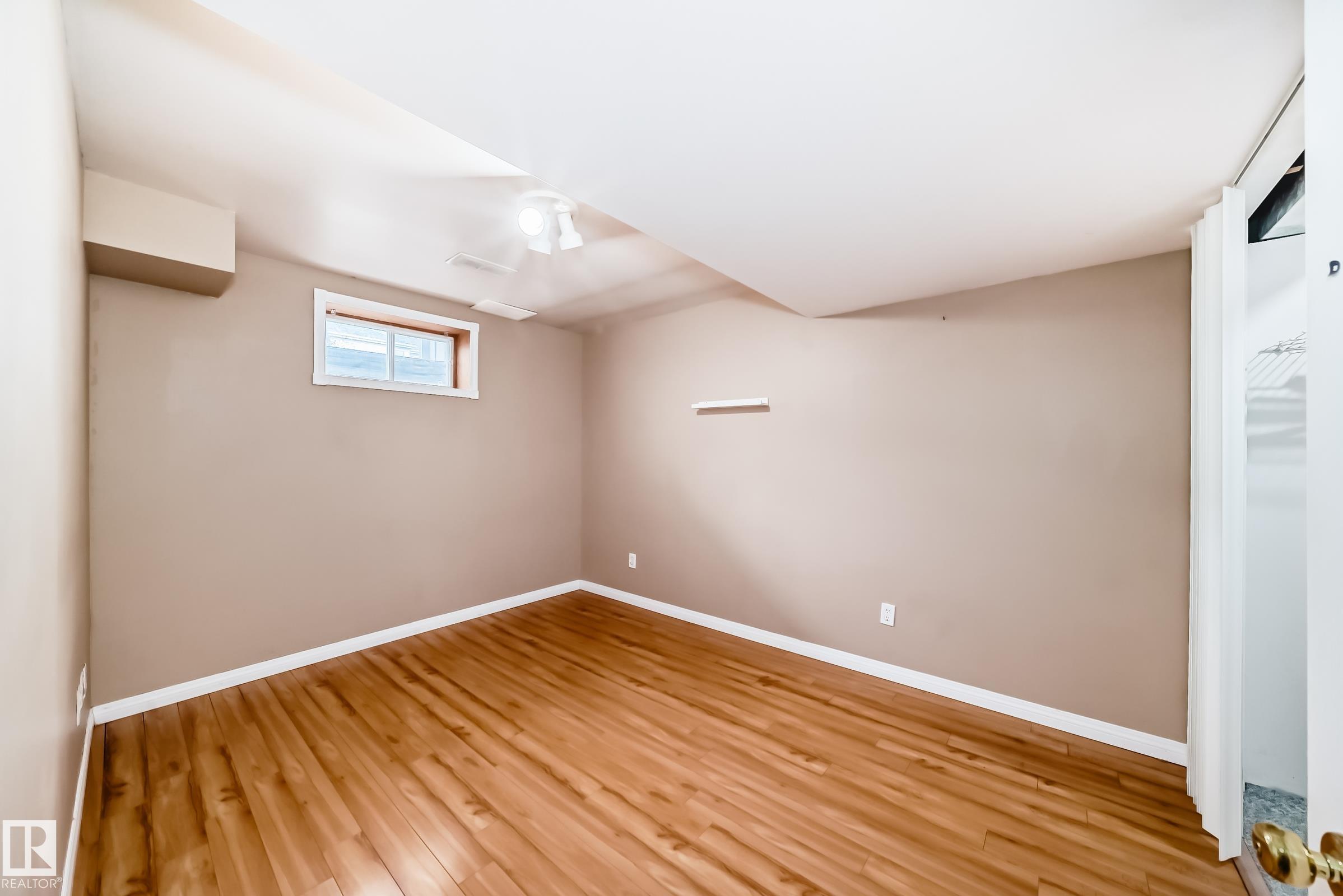 https://zimg.paragon.ice.com/ParagonImages/Property/PM/RAE/225400948/42/0/0/00c9bbcbb73f43688ce937cad9128d4c/1/04e77696c1b255f99546878d068effac/225400948-5b4988ad-996e-4dc4-997a-de4c452b6664.JPG