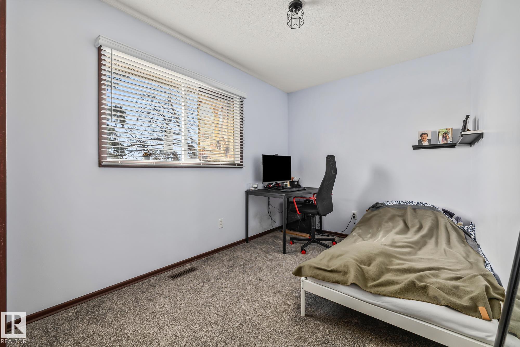Photo 32 at 8812 135 Avenue NW, Glengarry, Edmonton