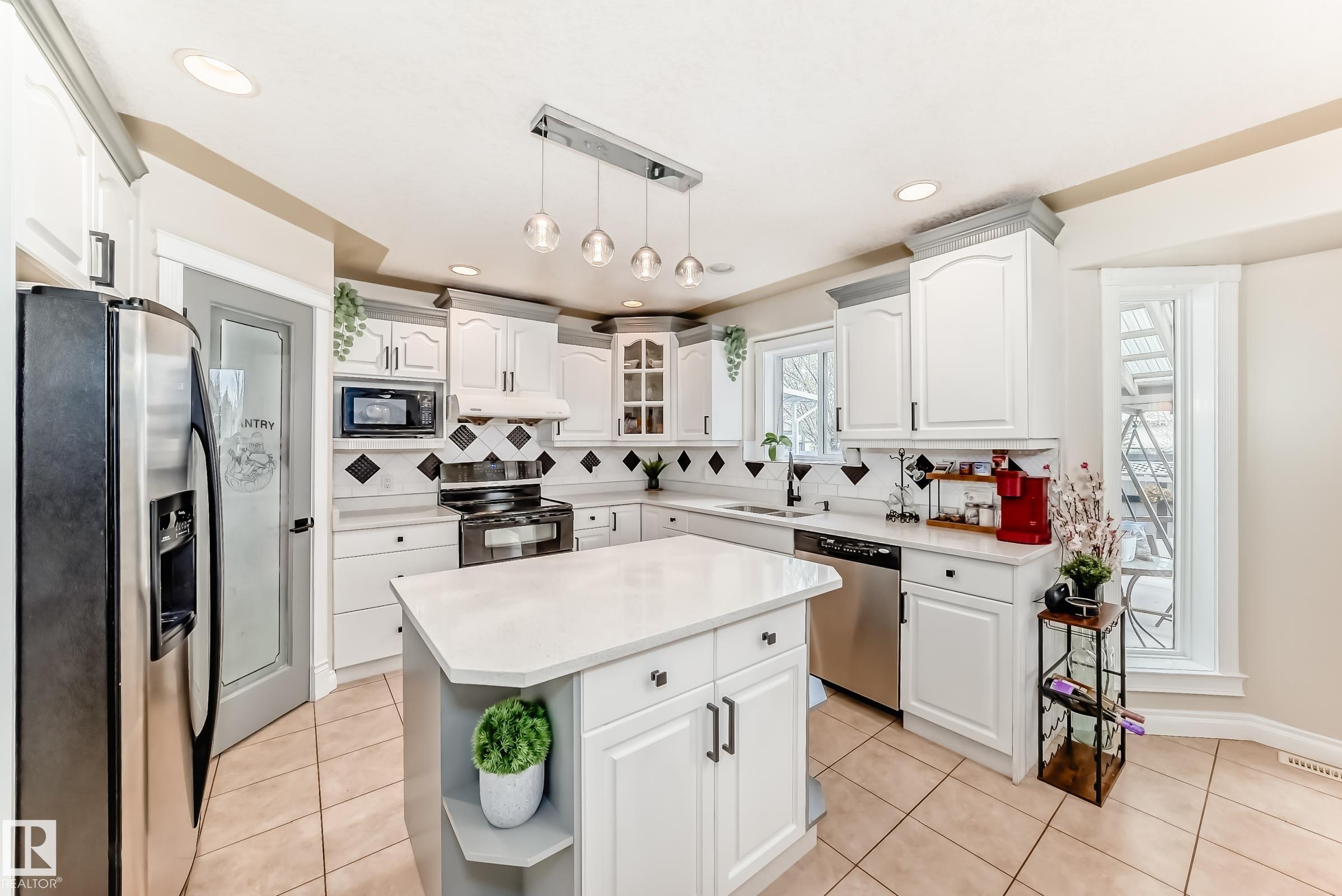 https://zimg.paragon.ice.com/ParagonImages/Property/PM/RAE/225400963/10/0/0/6ec955a045569a2c949ba26a18644af8/1/dacfcebc4e48ea867790b14edc5f8892/225400963-39fc738f-ba88-4b8b-86ab-879d26873bdd.JPG