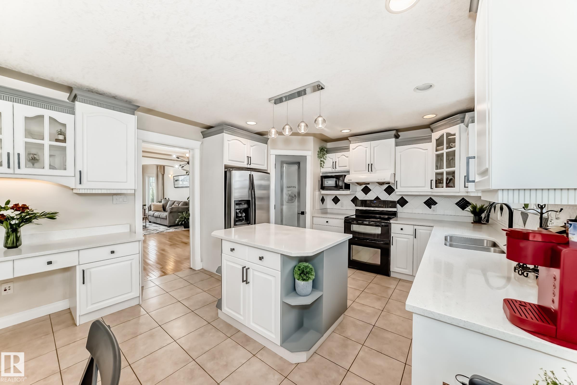 https://zimg.paragon.ice.com/ParagonImages/Property/PM/RAE/225400963/9/0/0/3698f56abca53164e46b94245b896266/1/dacfcebc4e48ea867790b14edc5f8892/225400963-d16091a6-3890-4a49-b560-0fd579f8f049.JPG