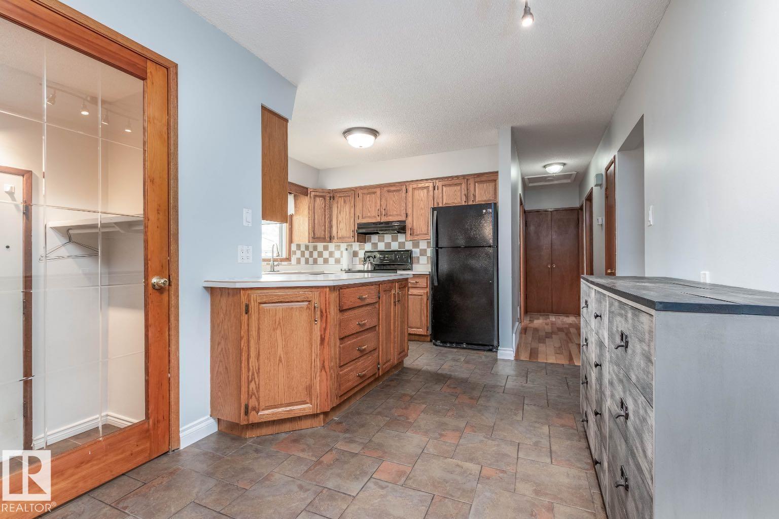 Photo 11 at 10812 52 Avenue NW, Pleasantview, Edmonton