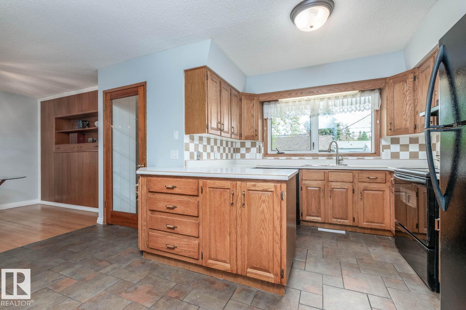 Photo 12 at 10812 52 Avenue NW, Pleasantview, Edmonton