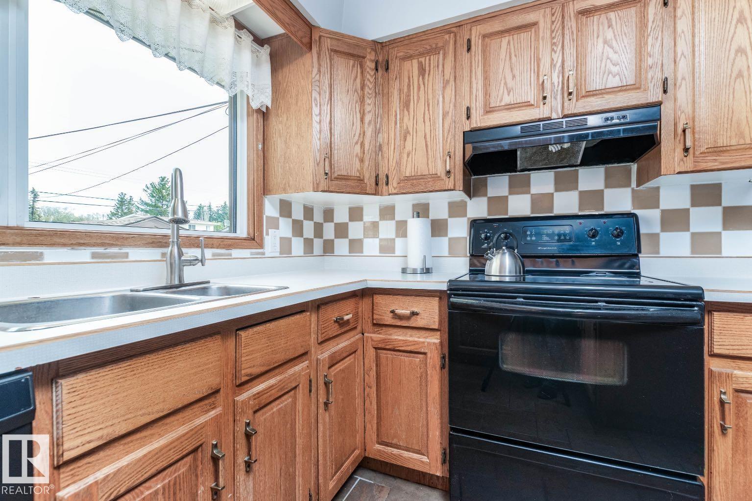 Photo 14 at 10812 52 Avenue NW, Pleasantview, Edmonton