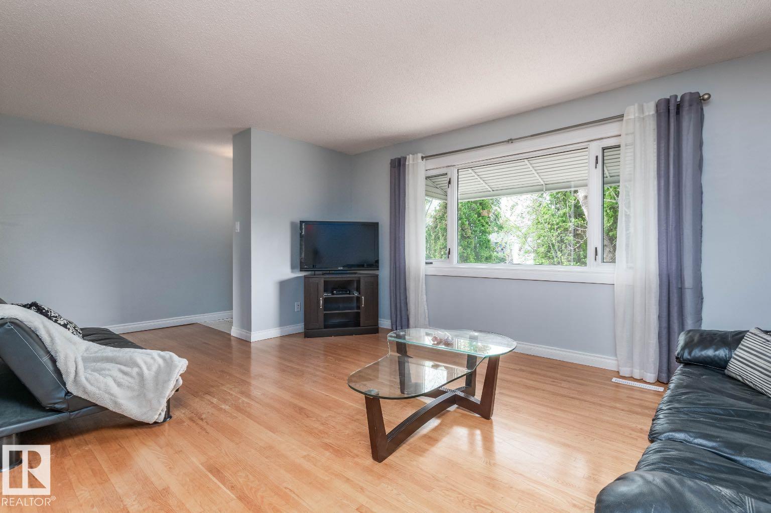 Photo 6 at 10812 52 Avenue NW, Pleasantview, Edmonton