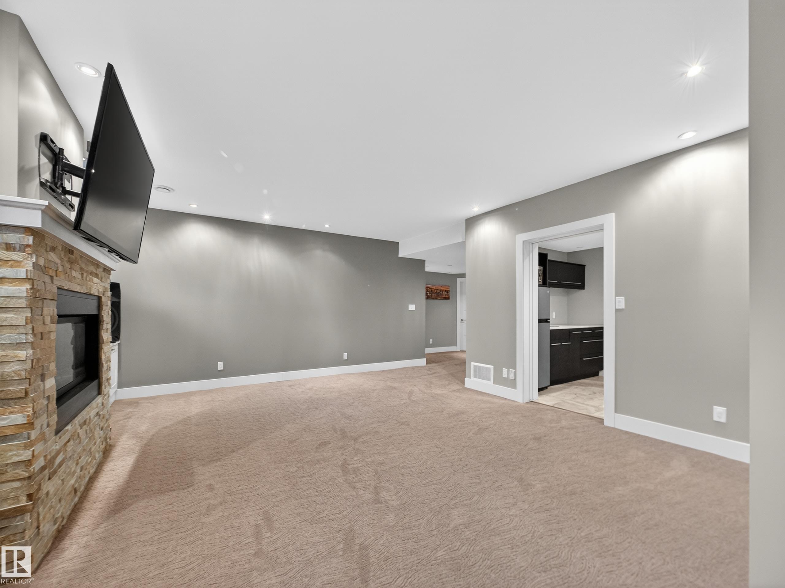 https://zimg.paragon.ice.com/ParagonImages/Property/PM/RAE/225401014/56/0/0/121830c6a412313e74f0c5515fa3b051/1/73c9da5aa4e05c039c789d1846d7c72e/225401014-93e36b7b-5c29-46bd-b4db-f9f02a7fd219.JPG