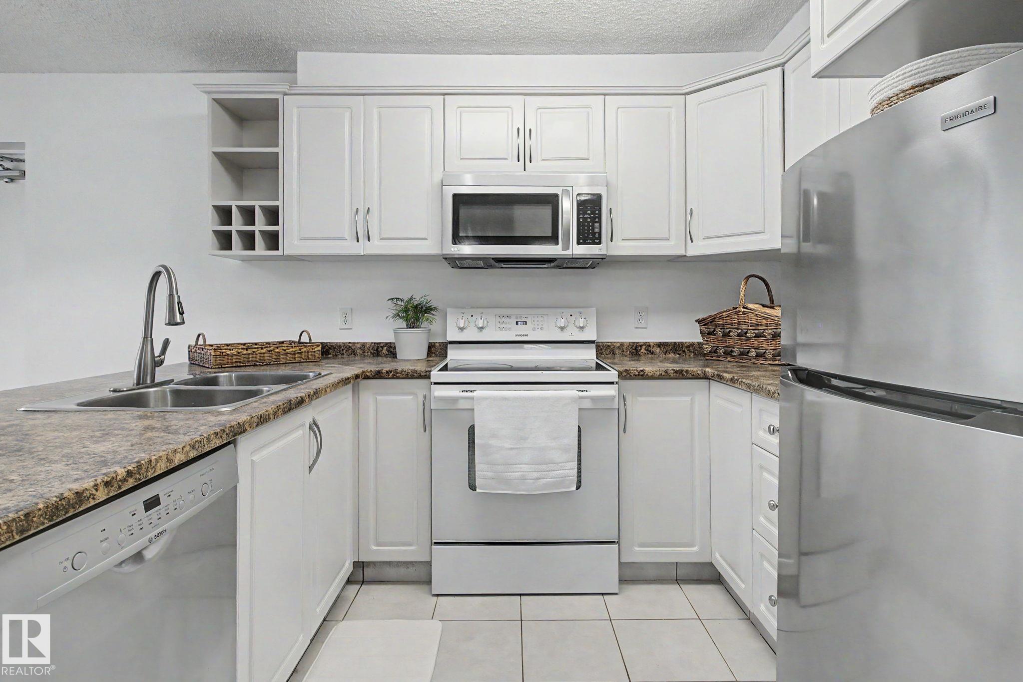 https://zimg.paragon.ice.com/ParagonImages/Property/PM/RAE/225401035/9/0/0/3c2d1194d820c53521619796999aadc7/1/2f1ccf922fb181eb4c7384518d650028/225401035-7c02684f-c29c-4cf6-b02f-c8dae8e02435.JPG