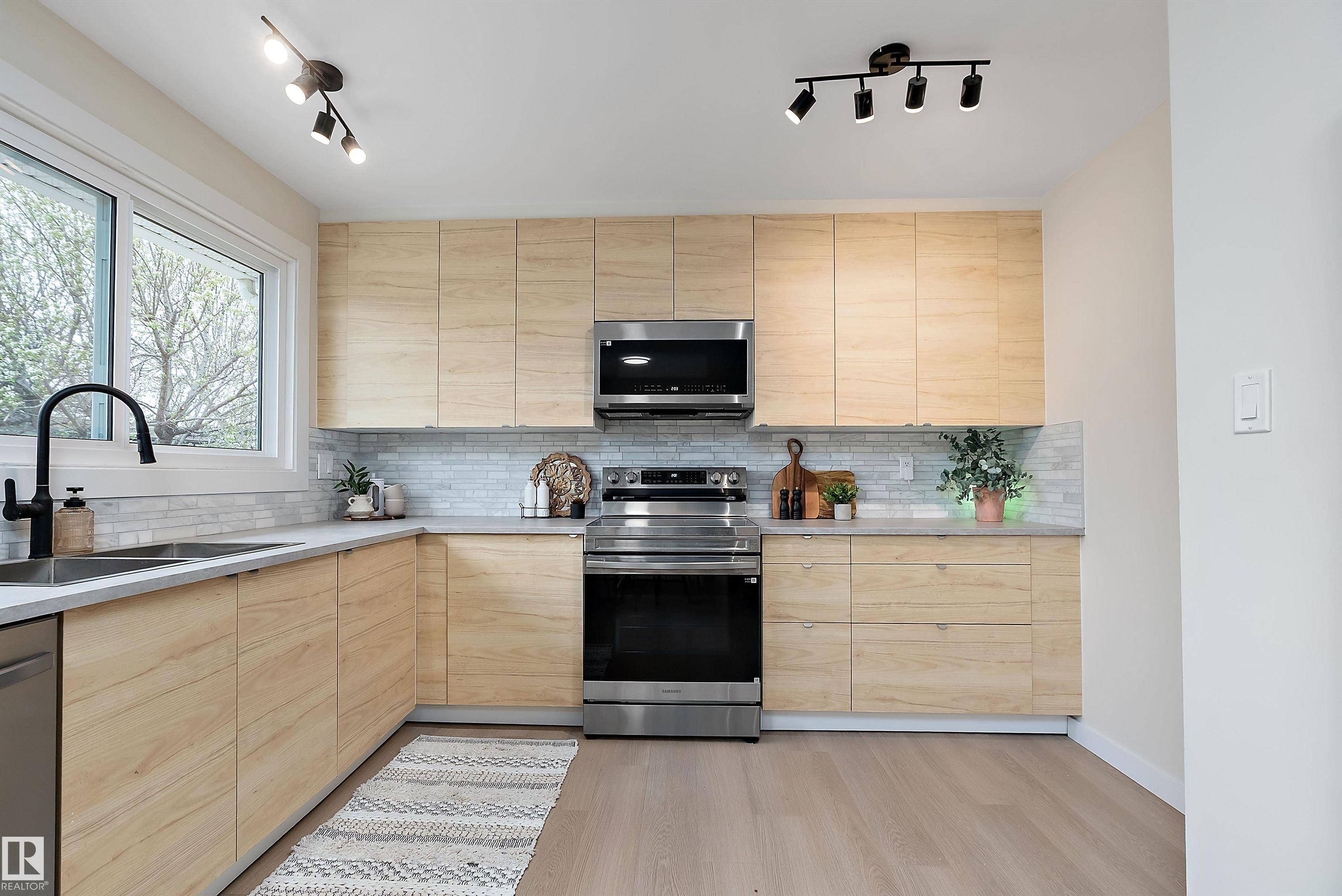 Photo 13 at 6411 152a Avenue NW, Mcleod, Edmonton