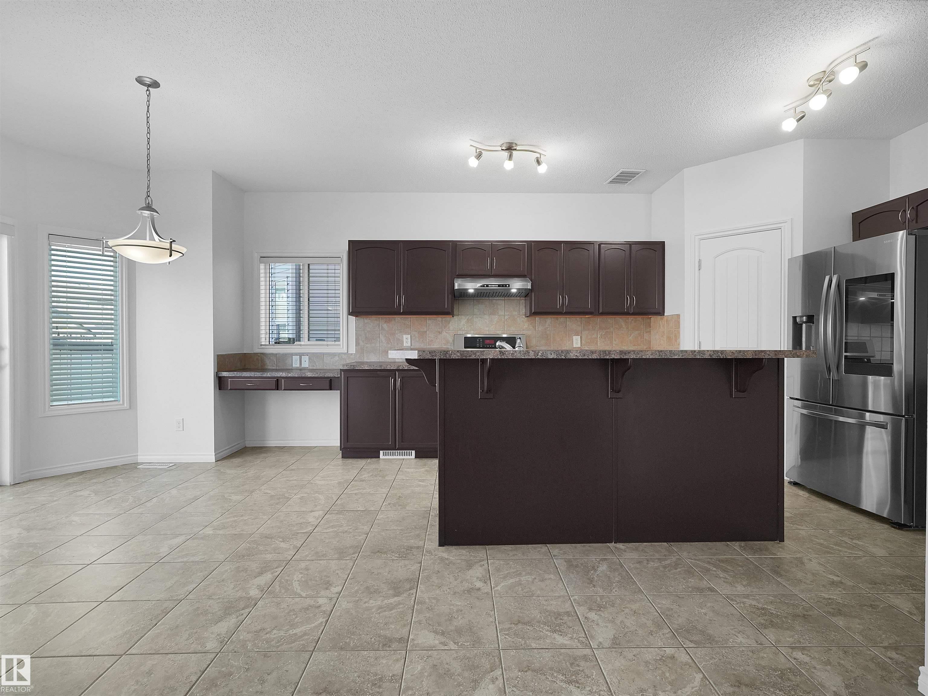 https://zimg.paragon.ice.com/ParagonImages/Property/PM/RAE/225401091/13/0/0/7214b7ac7e0419e36823ad03e0f2a979/1/a3c4e6adef8272abfc58e6fb758a8dd2/225401091-c8f0177c-2ce3-4829-a38b-73b52362249b.JPG